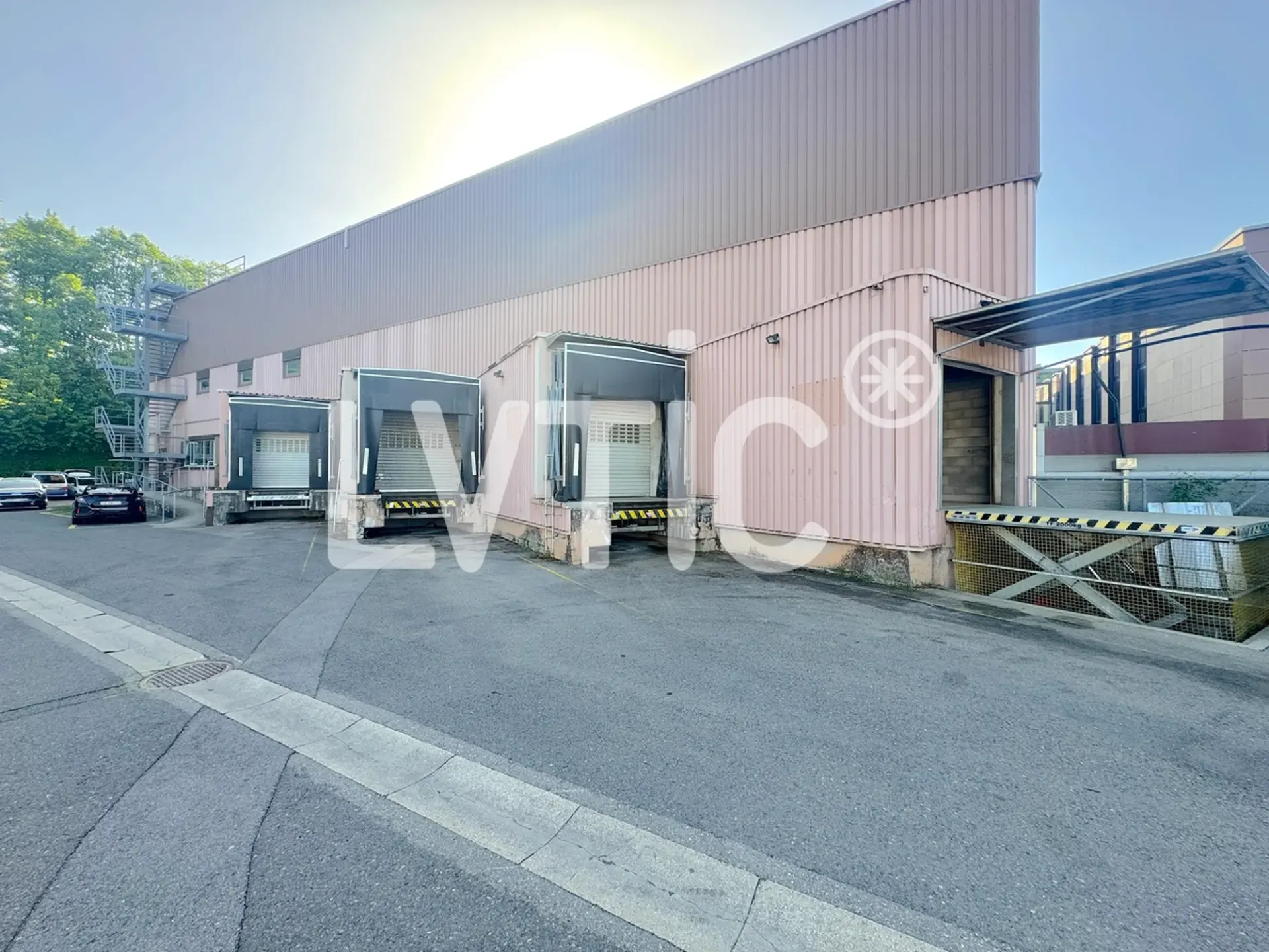Dépôt, bureau, atelier de 469 m2 à louer à St-Légier