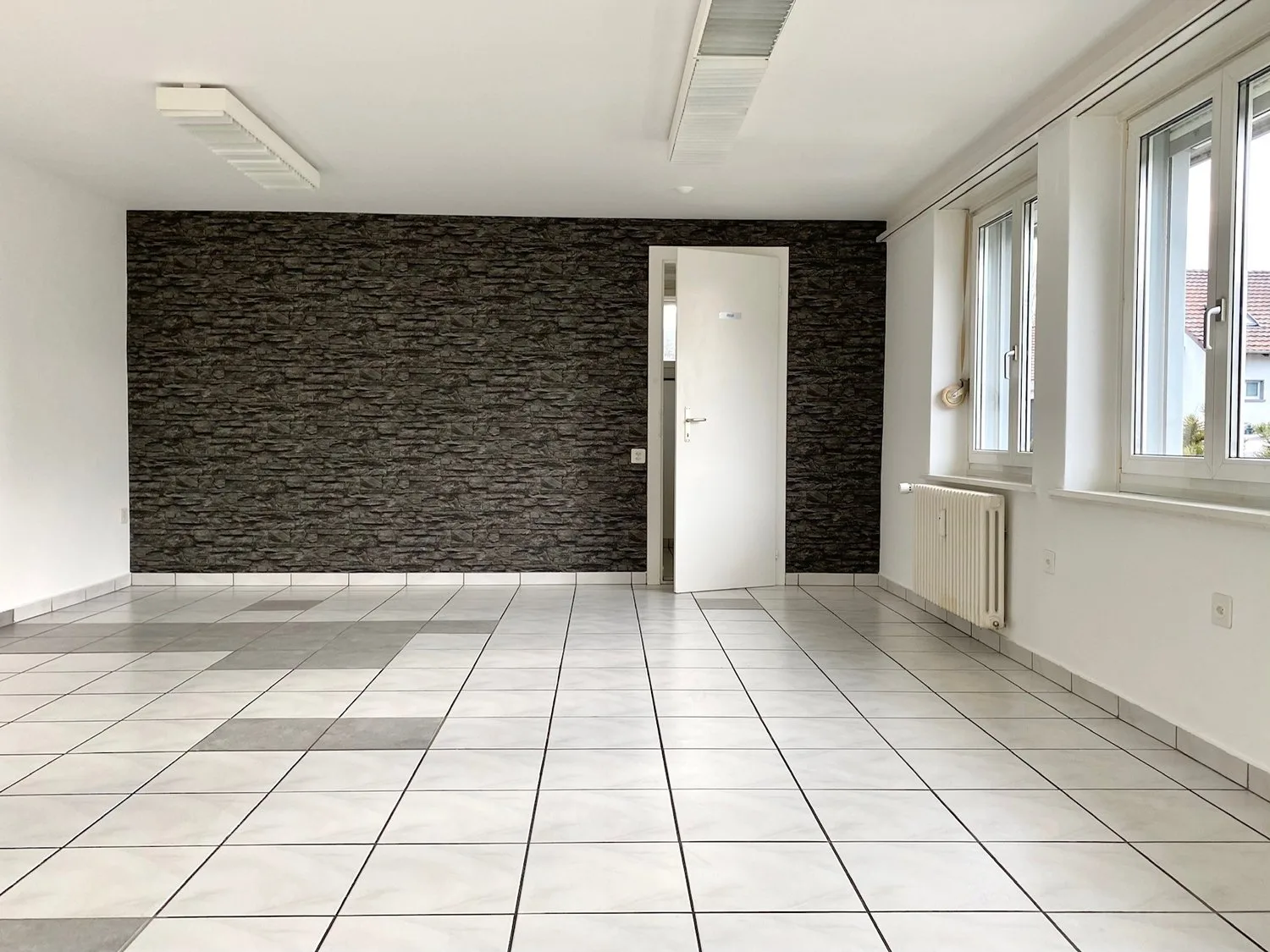 Bright office on the ground floor in a quiet location
