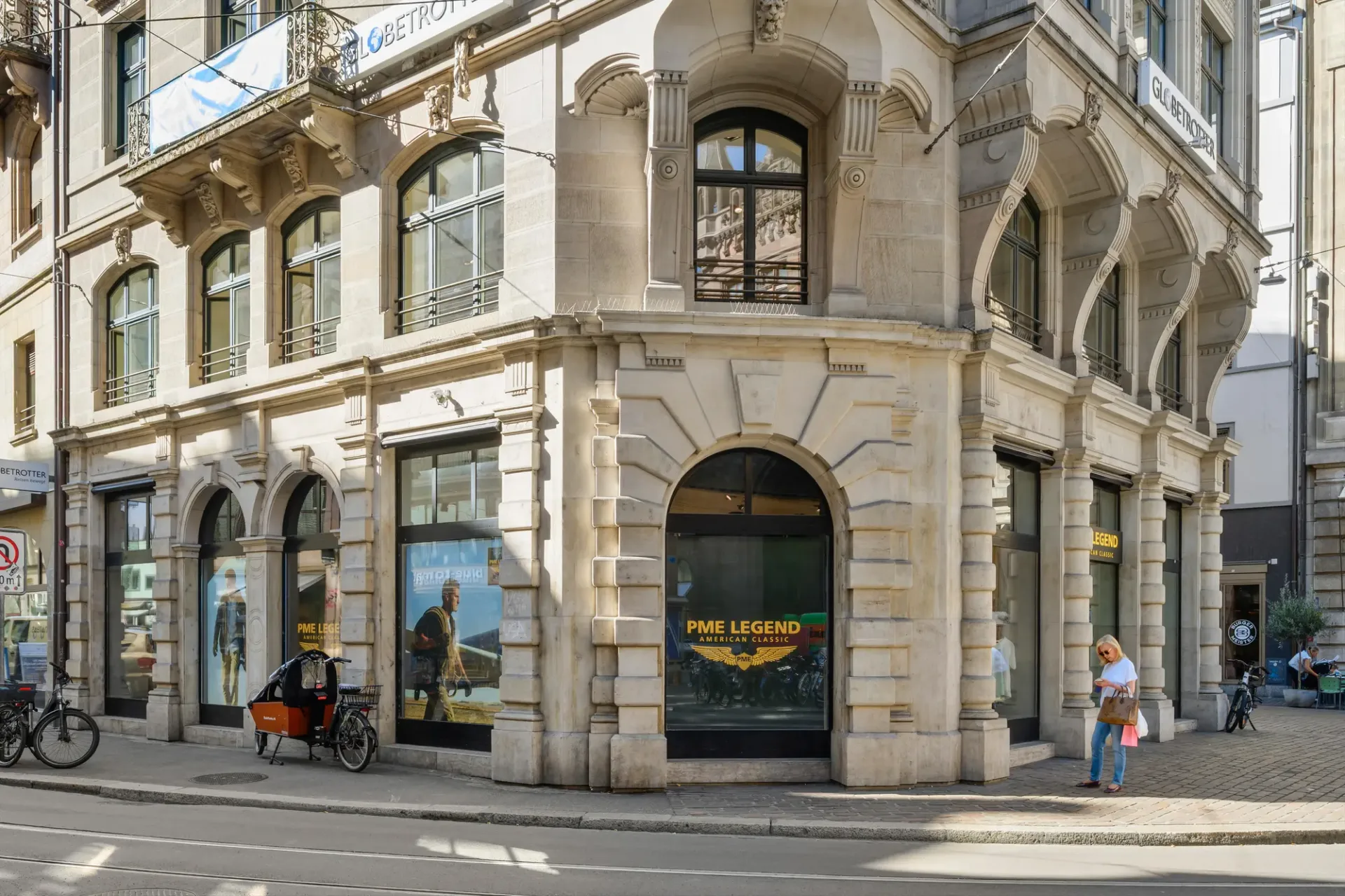 Visibilità massima grazie a una vetrina di 180 gradi su Gerbergasse