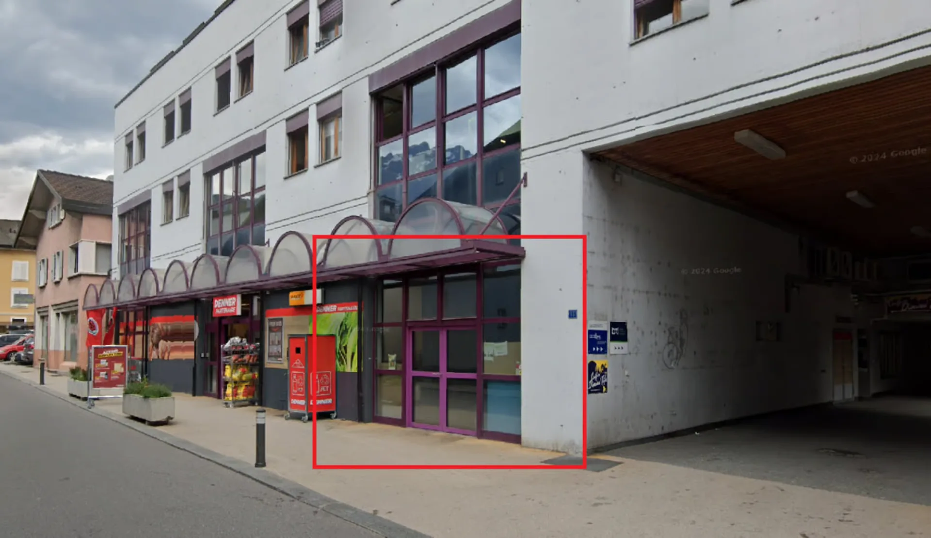 Lokal im Erdgeschoss im Zentrum des Dorfes mit Parkplatz