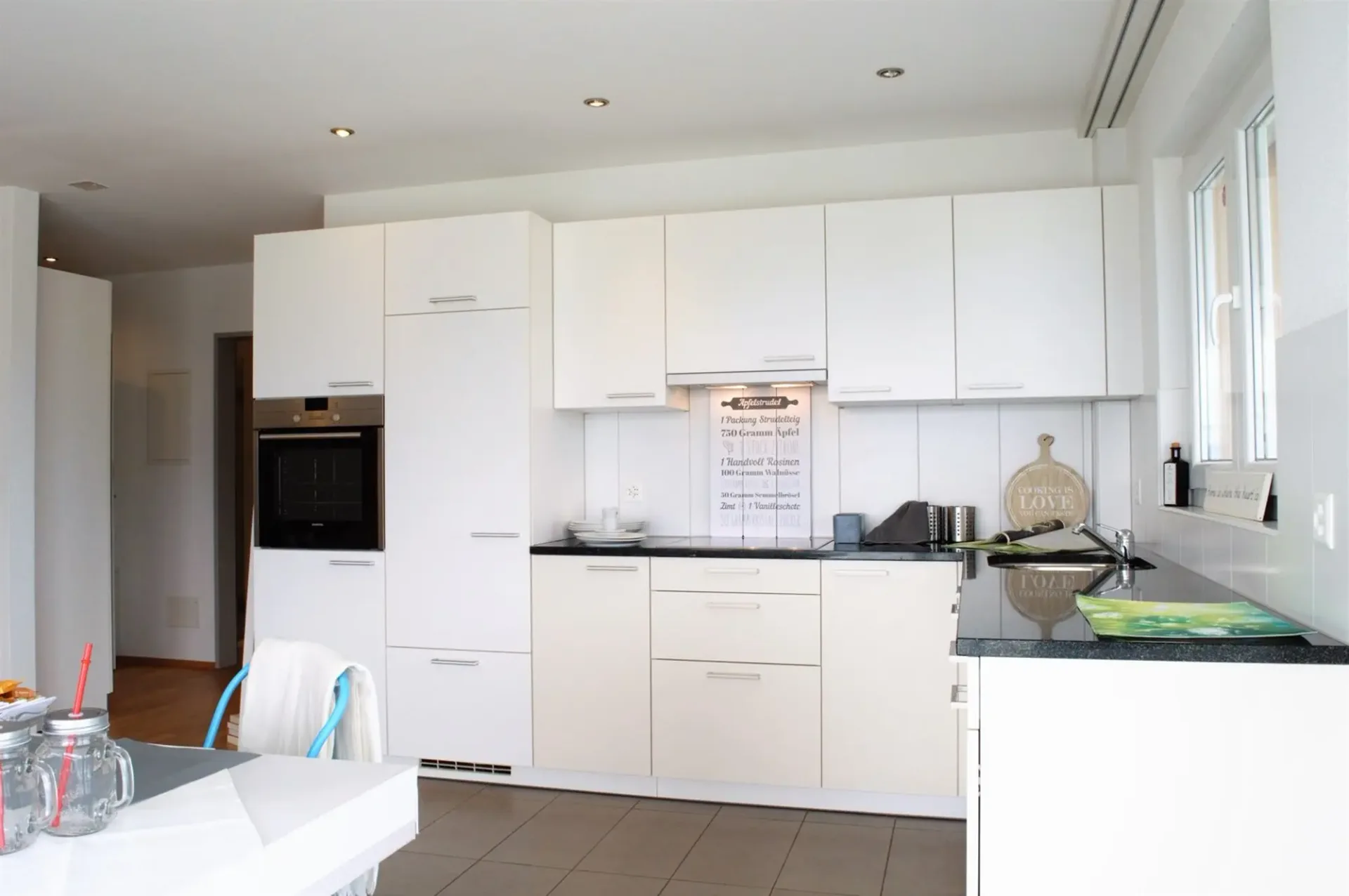 Moderne und helle 2.5 Zimmer-Wohnung mit grossem Balkon