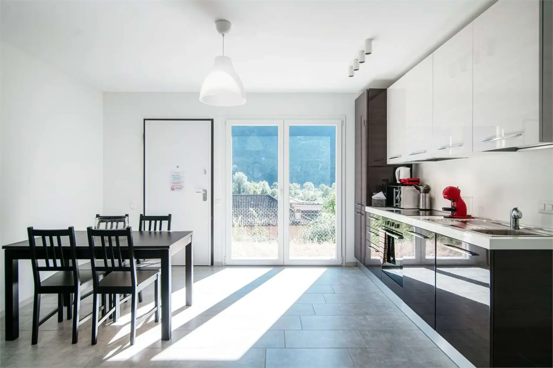 Neue Wohnung mit Garten und herrlicher Aussicht auf die Berge