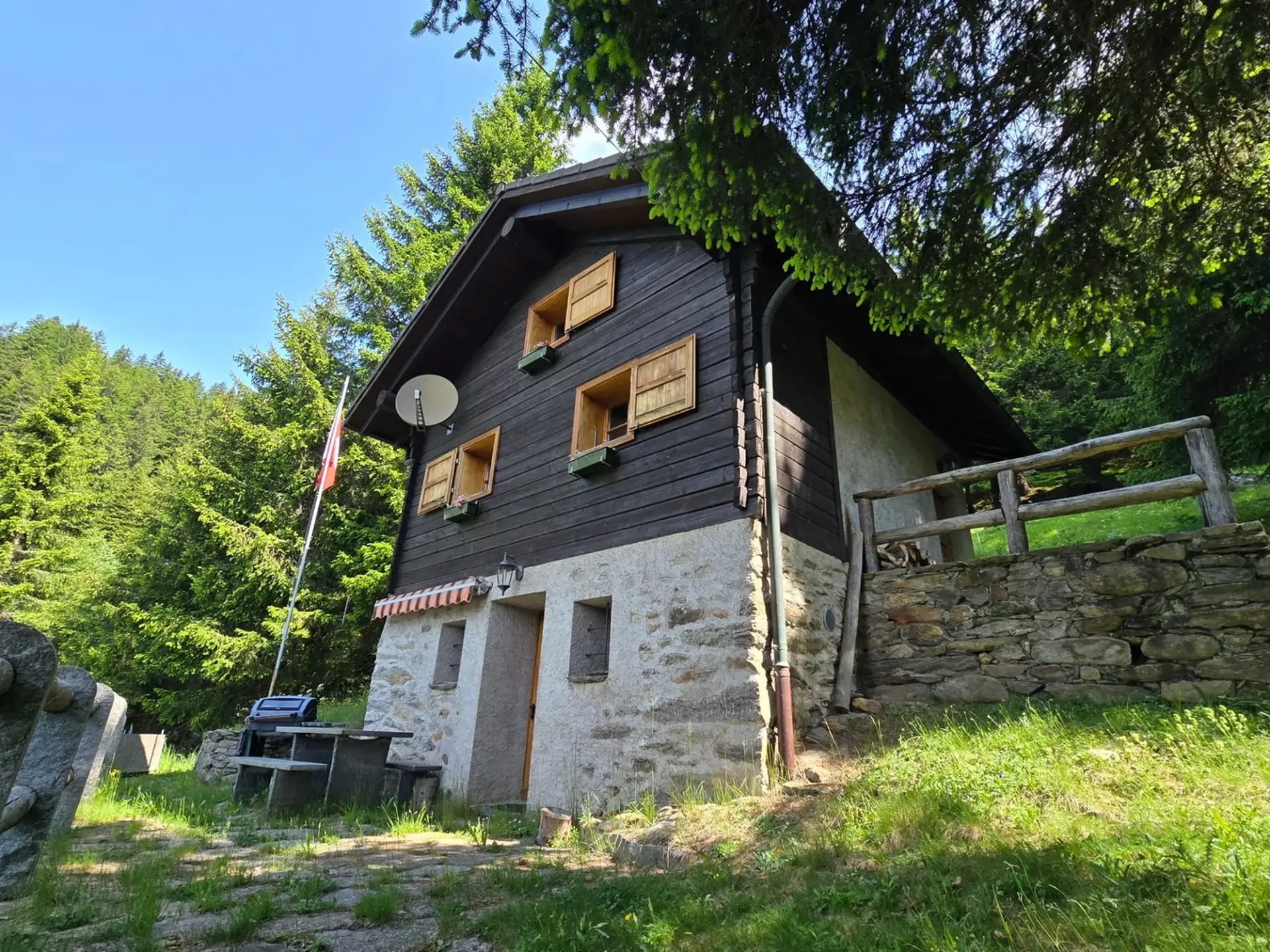 Schönes Chalet inmitten der Natur mit Grundstück und herrlicher Aussicht