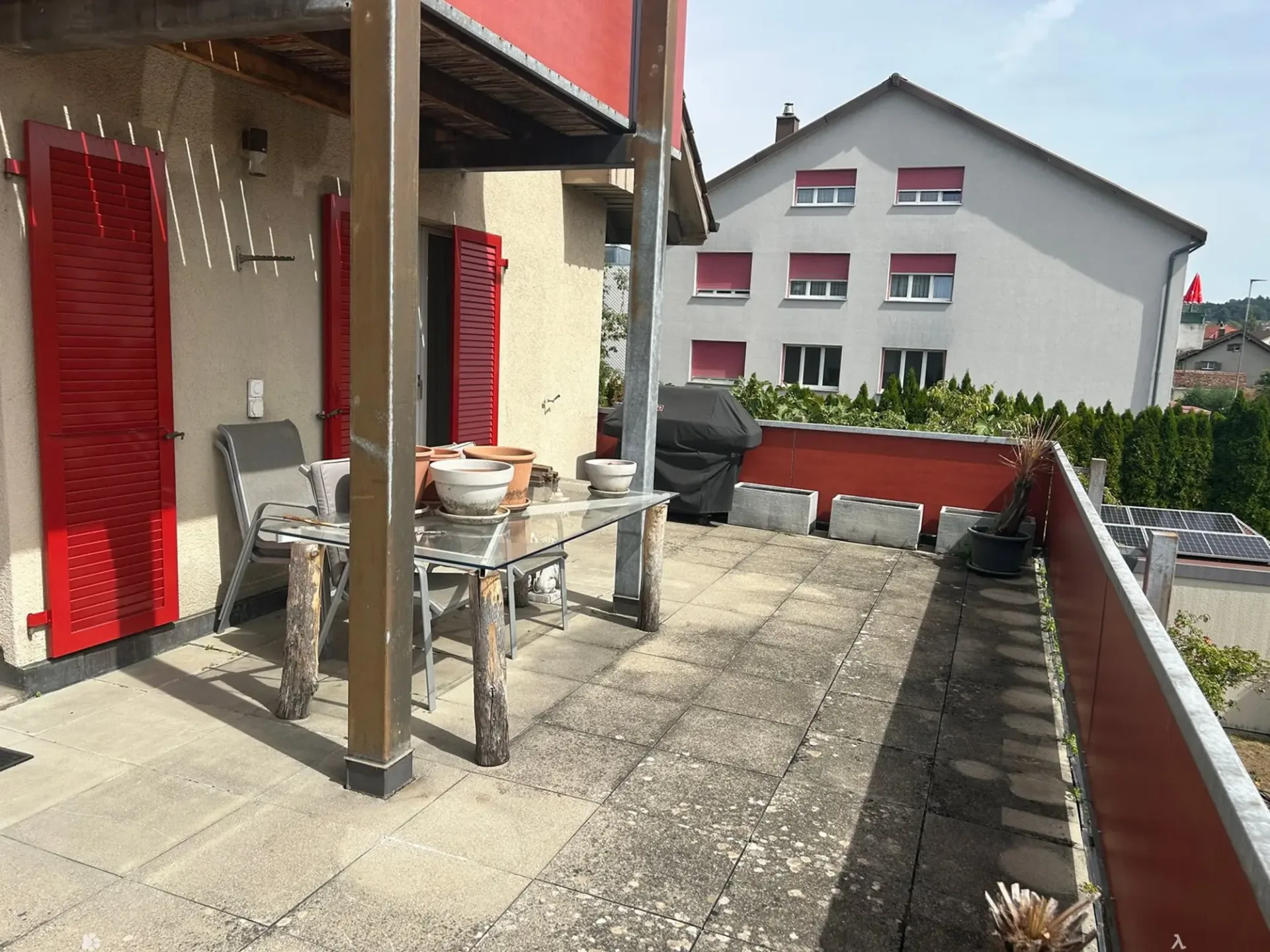 In 2-Familenhaus mit Garten- und Poolnutzung