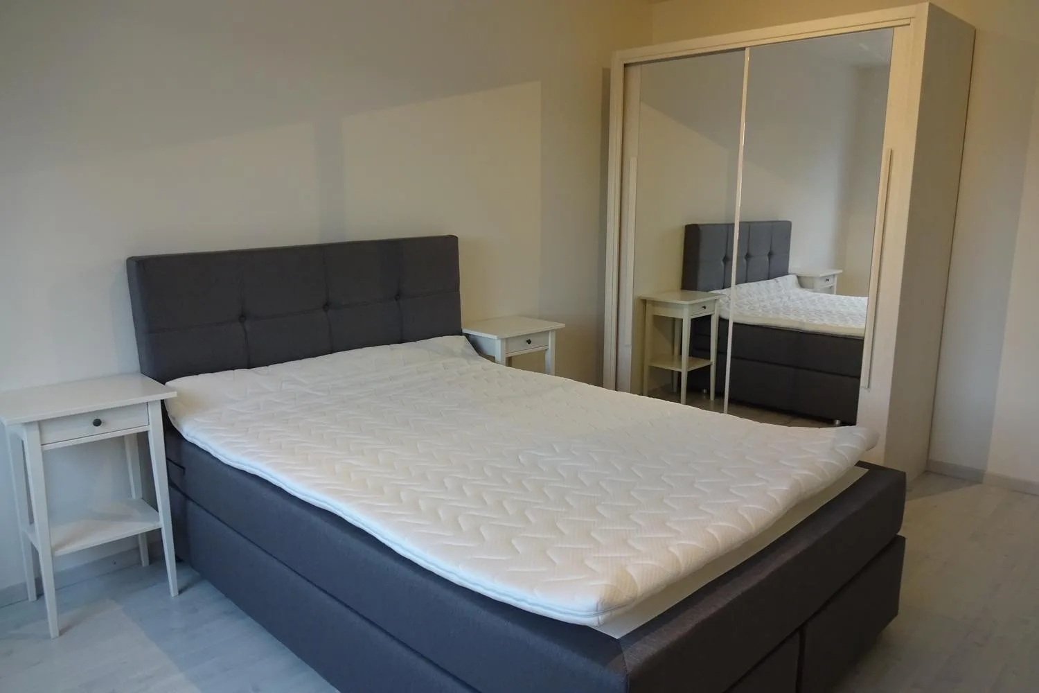 Furnished room in modernised apartment in a top location