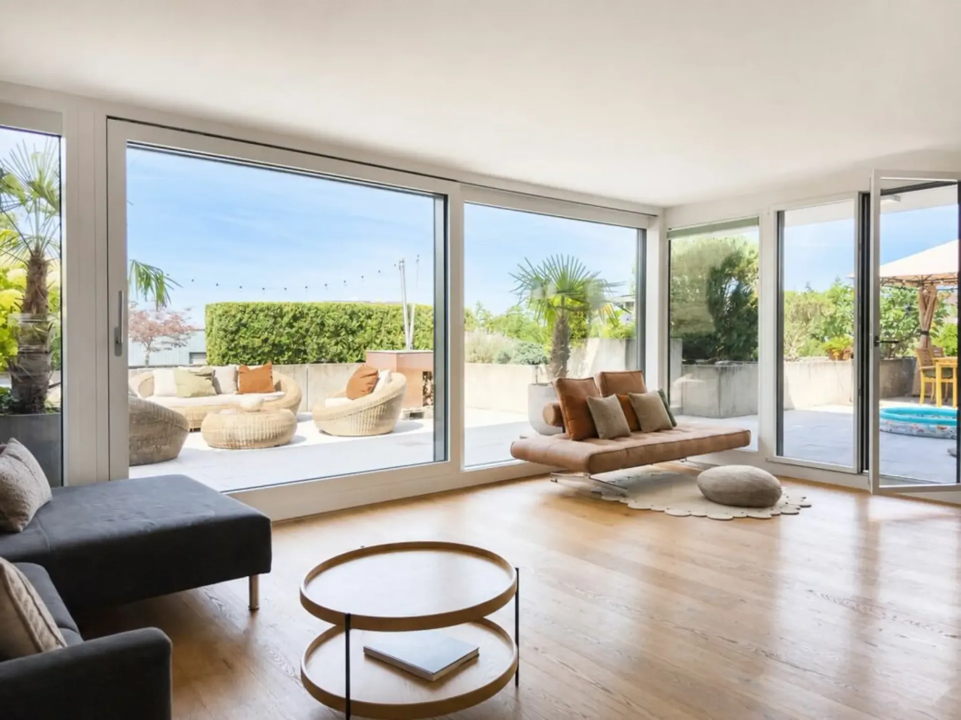 Von Grund auf erneuert, bis ins Detail hochwertig ausgebaut! Ein aussergewöhnliches Terrassenhaus mit über 112 m² Sonnenterrasse