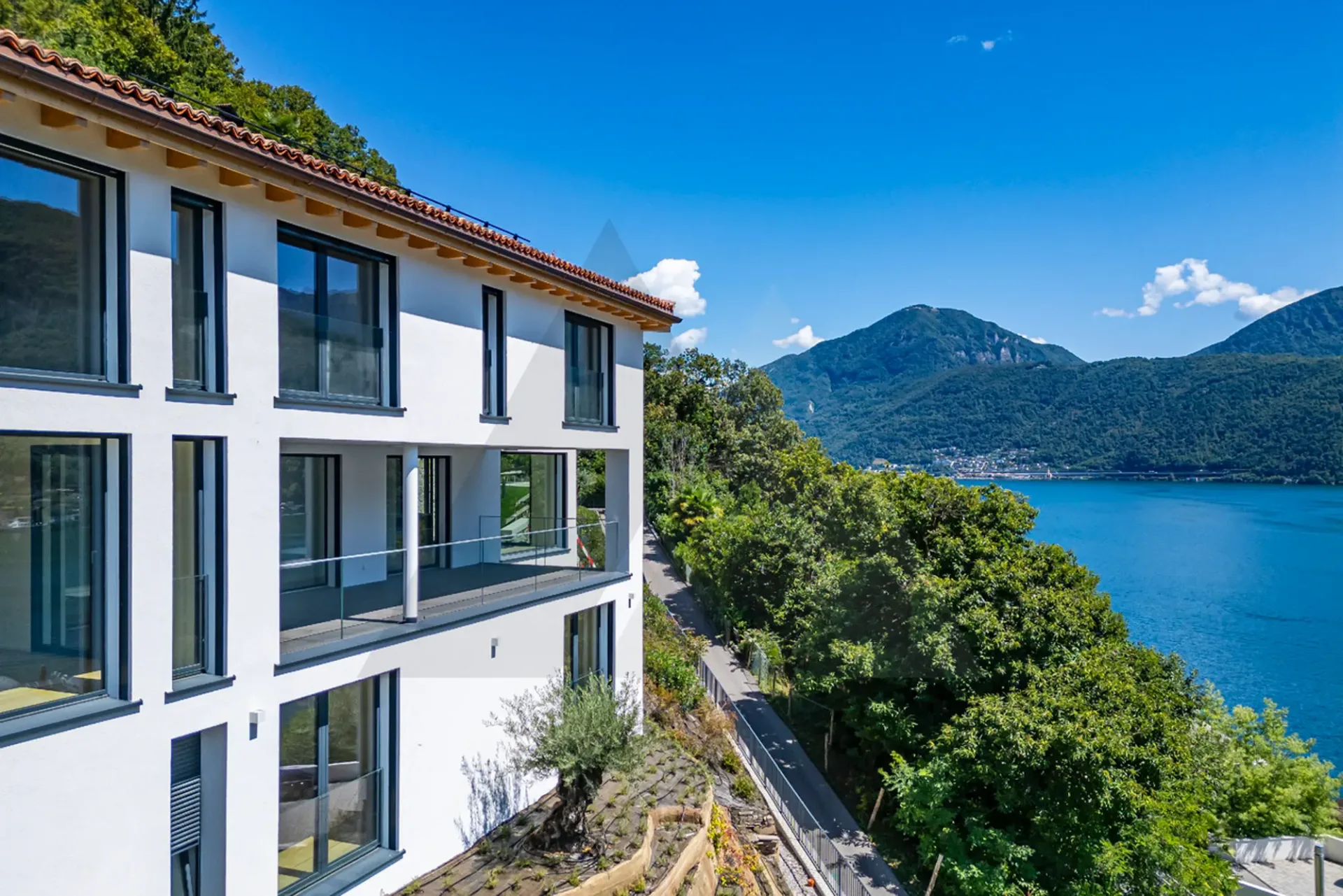 VILLA DI PRESTIGIO CON SPLENDIDA VISTA LAGO