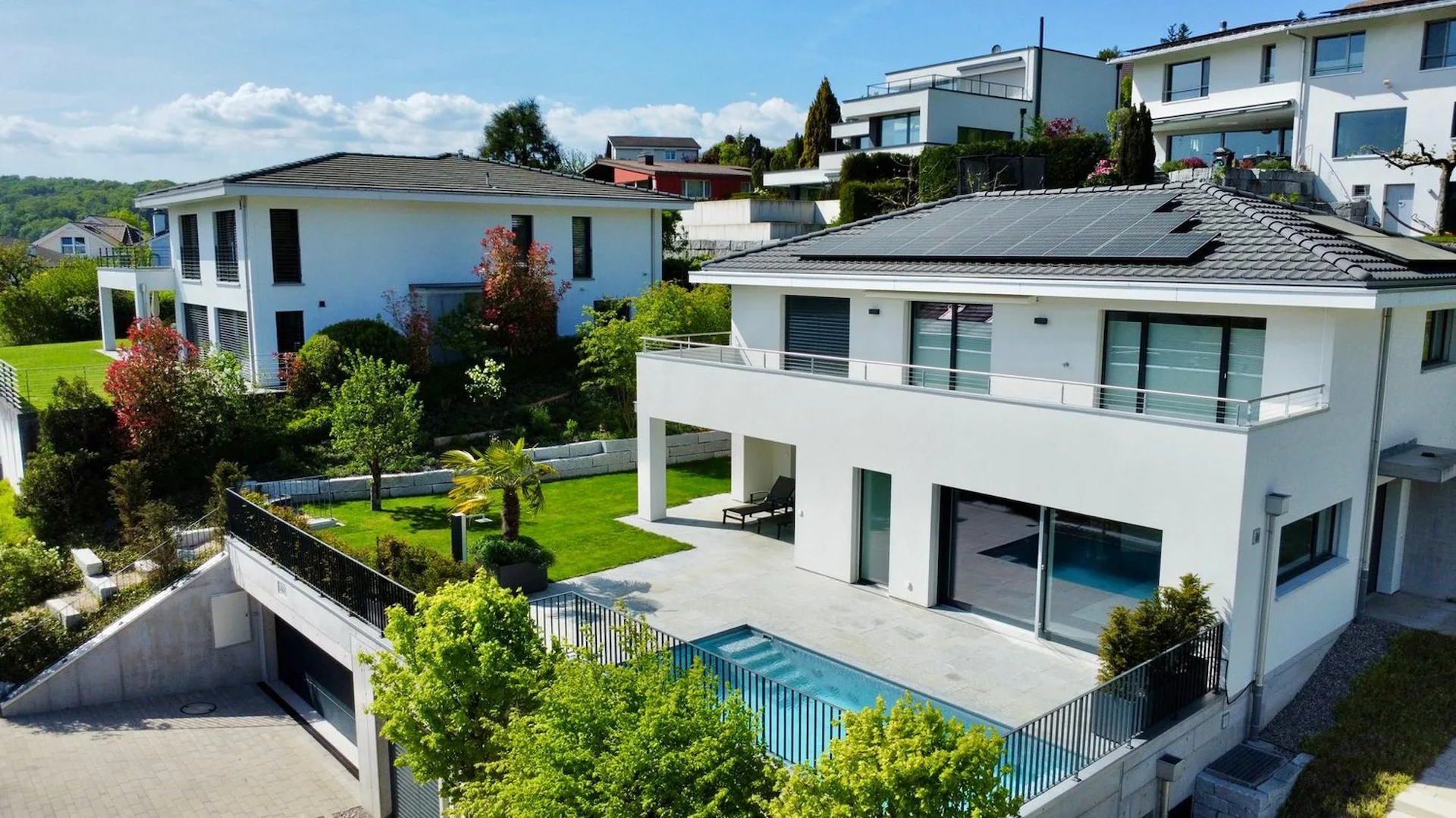 Lichtdurchflutetes 6,5 Zi-Family-Home mit Pool u. drei Garagen an bester 180 Grad- Panorama-Aussicht
