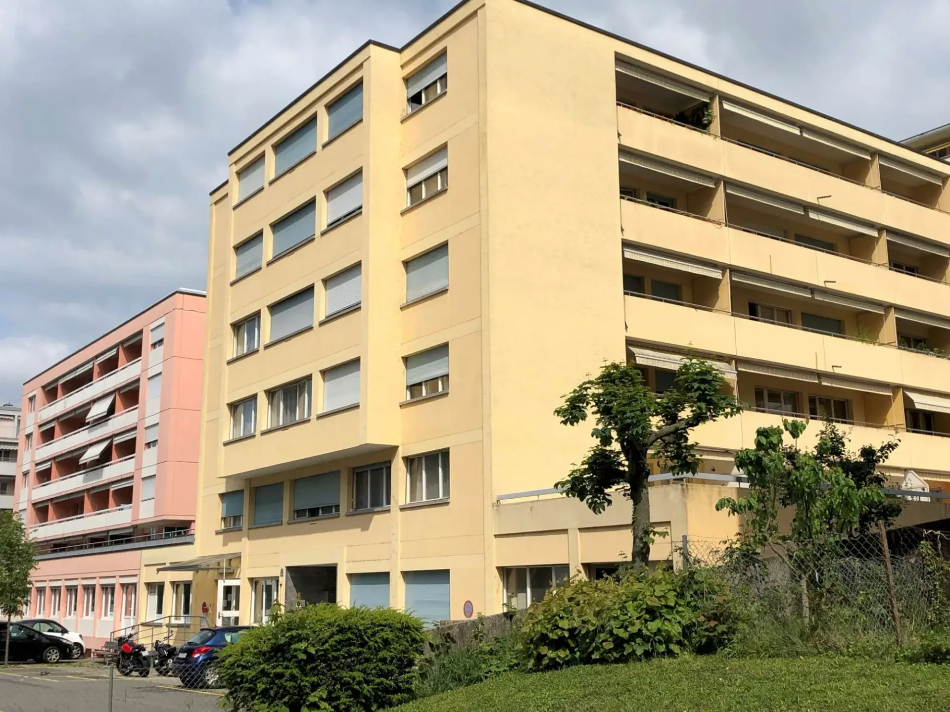 Lokale mit mehreren Räumen, darunter eine ausgestattete Küche