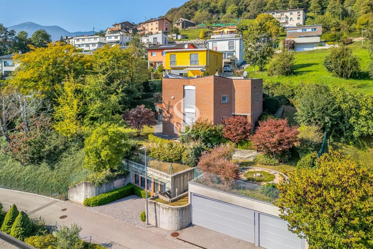 Villa contemporanea con giardino e potenziale di sviluppo copia