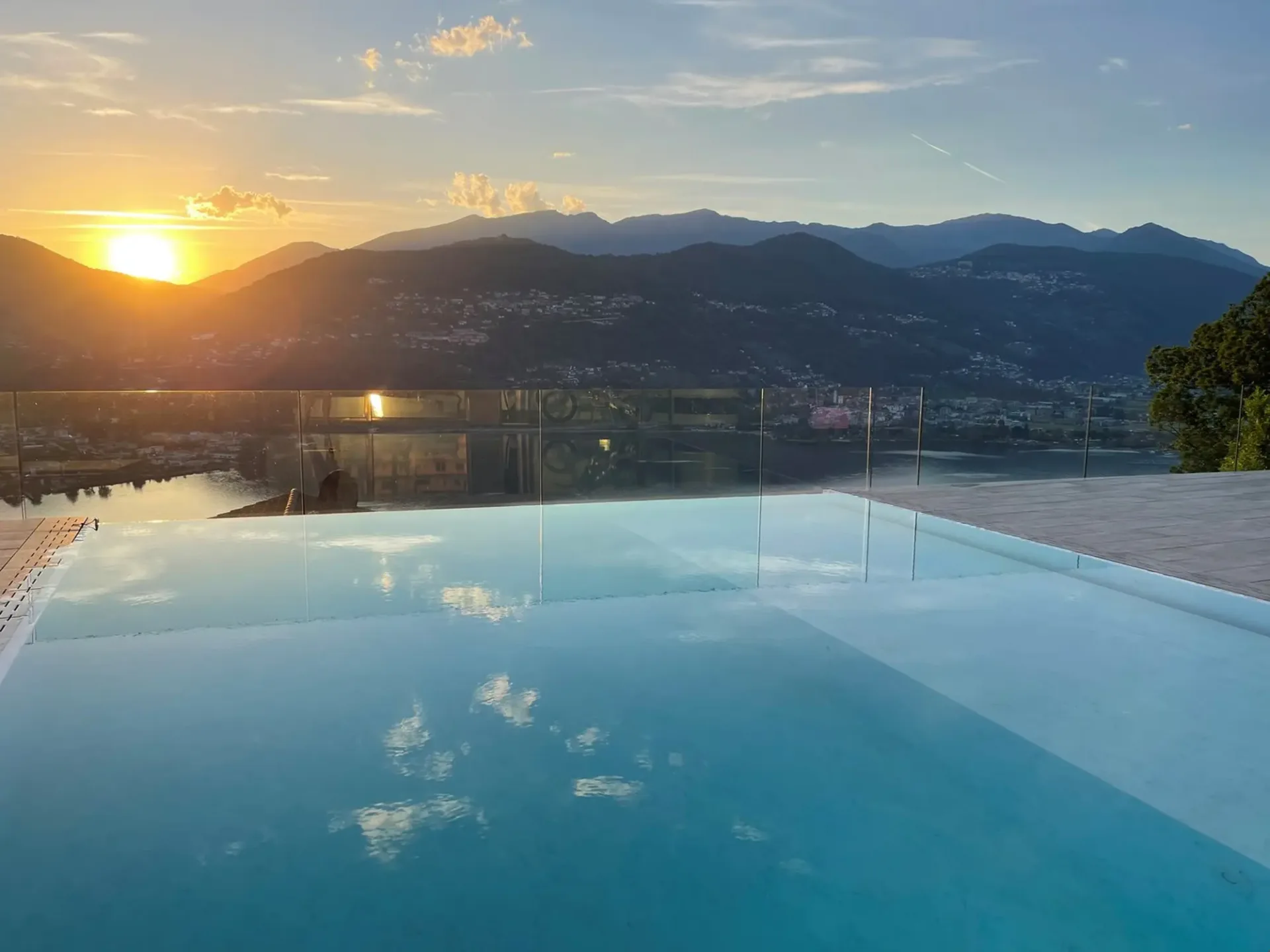 Luxuriöse Doppelhaushälfte, 180-Grad-Seeaussicht mit Infinity-Pool