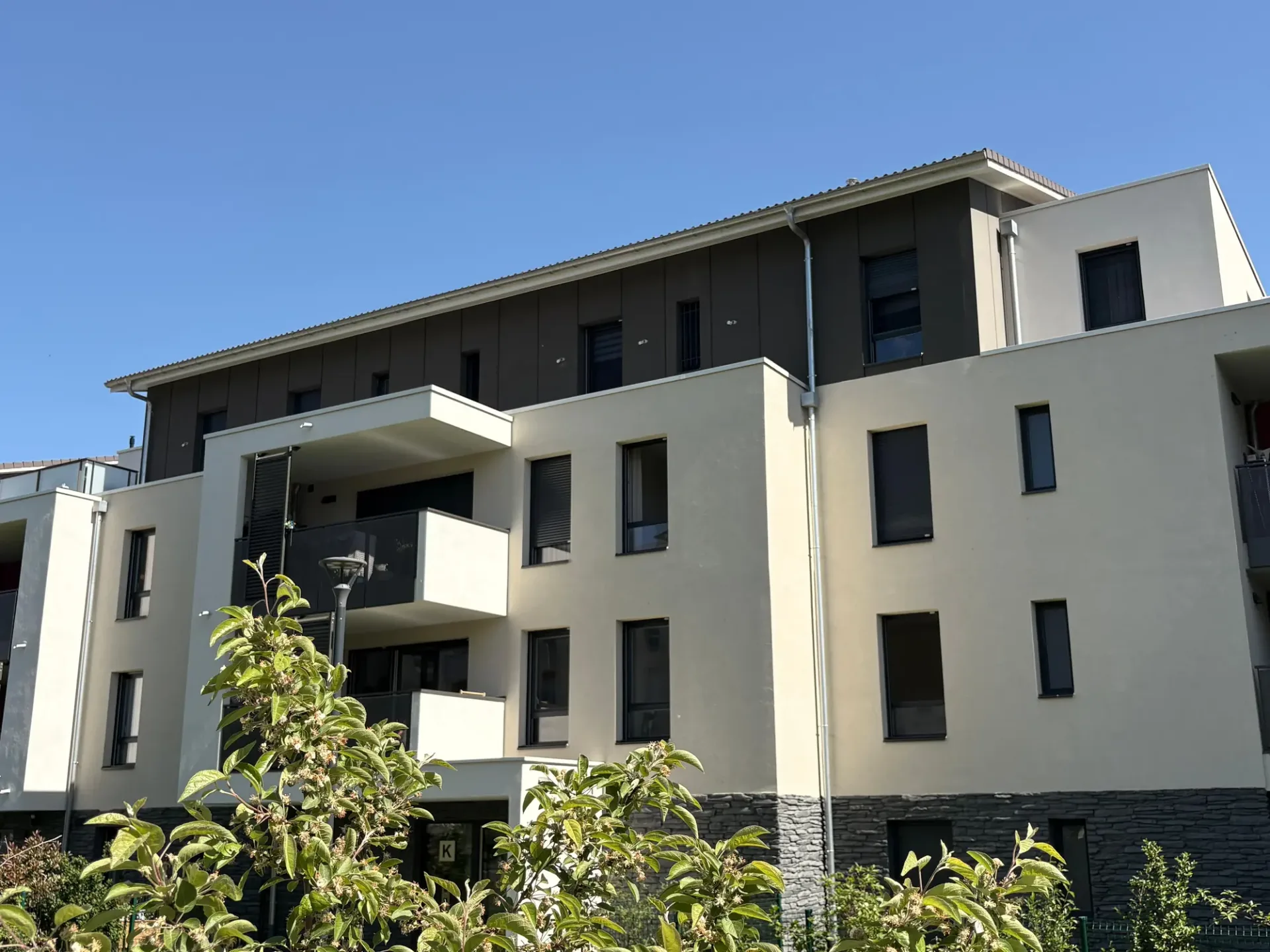 Cessy (01): T3 von 2024, 71 m² mit Terrasse & Garage