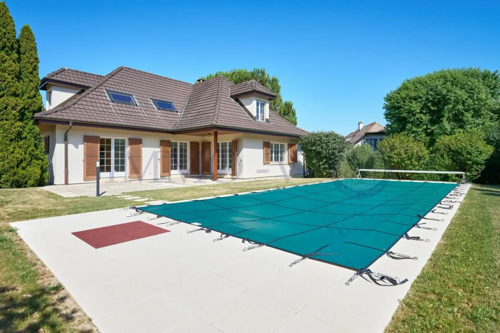 Villa Spaziosa con Grande Giardino e Piscina