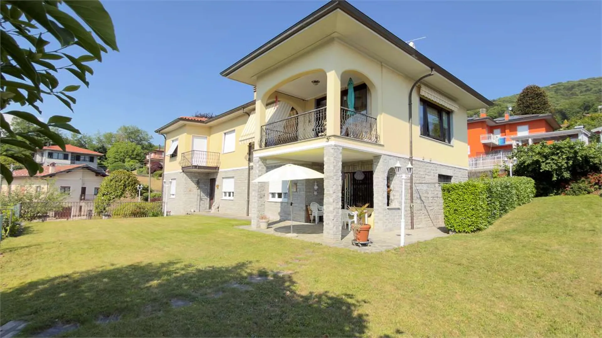 Sorgfältig gepflegte Villa mit zwei unabhängigen Wohneinheiten, Pool und atemberaubender Aussicht