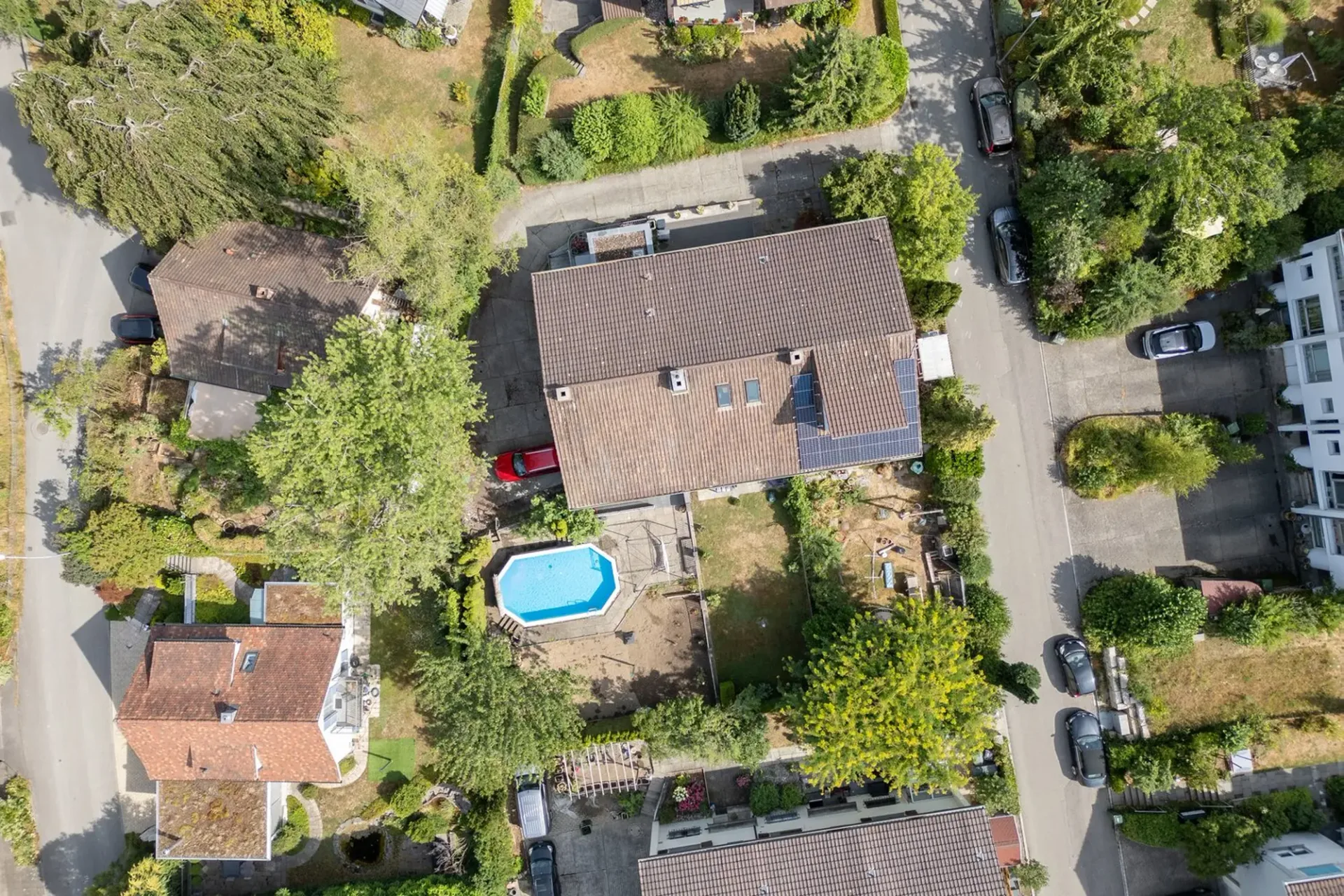 Reiheneckhaus mit Pool in ruhigem Quartier