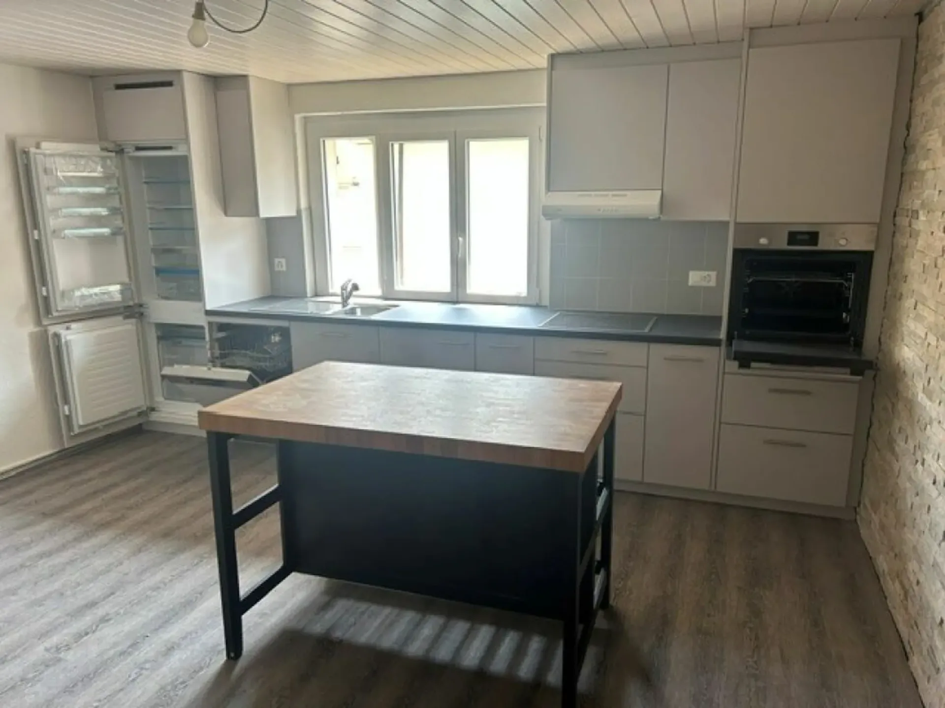 Charmante 3.5-Zimmerwohnung mit Cheminée, Balkon und modernem Wohnkomfort in Orselina / Affascinante appartamento di 3.5 locali con camino, balcone e comfort abitativo moderno a Orselina