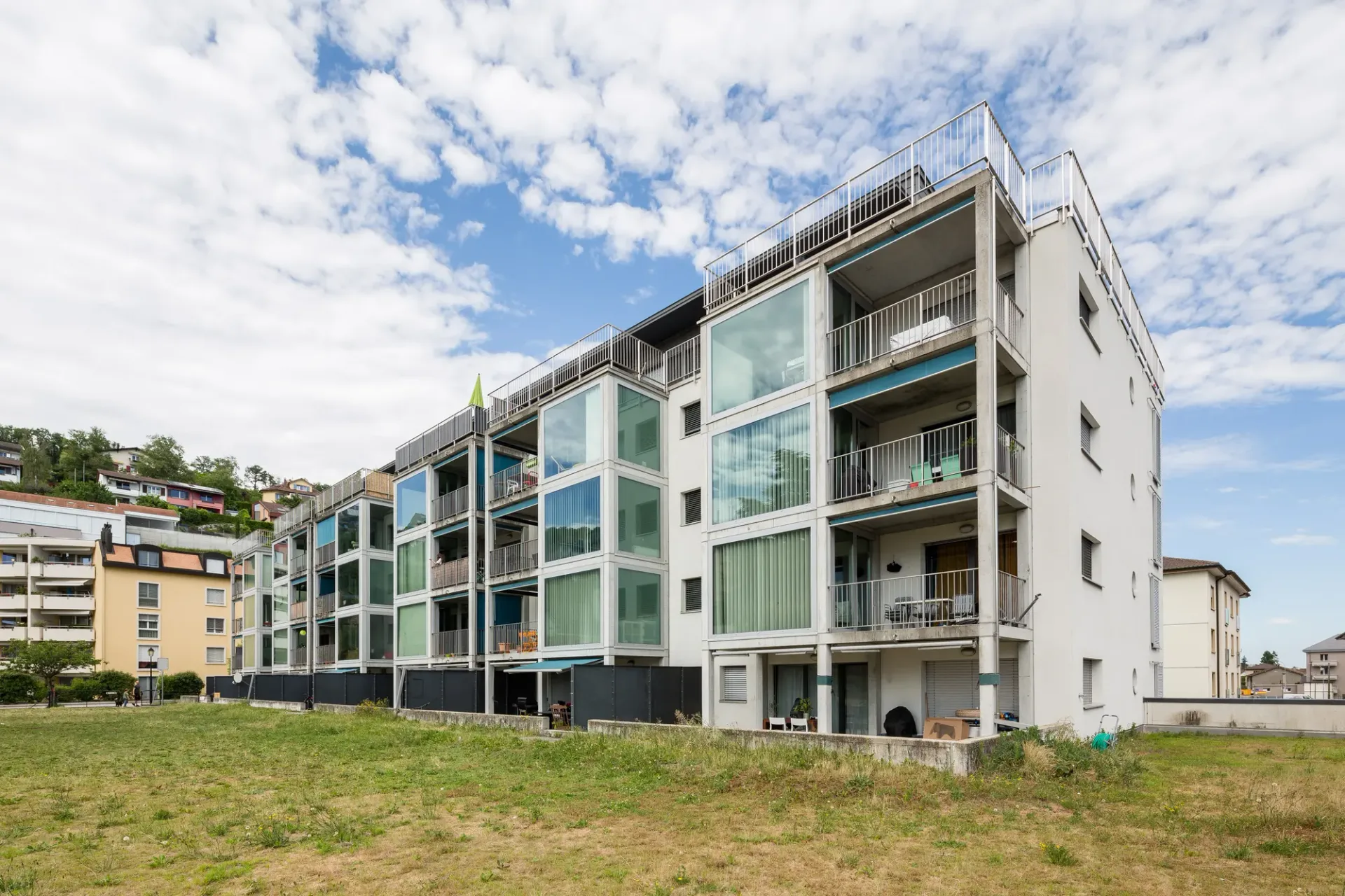 Im Herzen von Peseux, in einem COOP-Gebäude, mit Balkon und Loggia