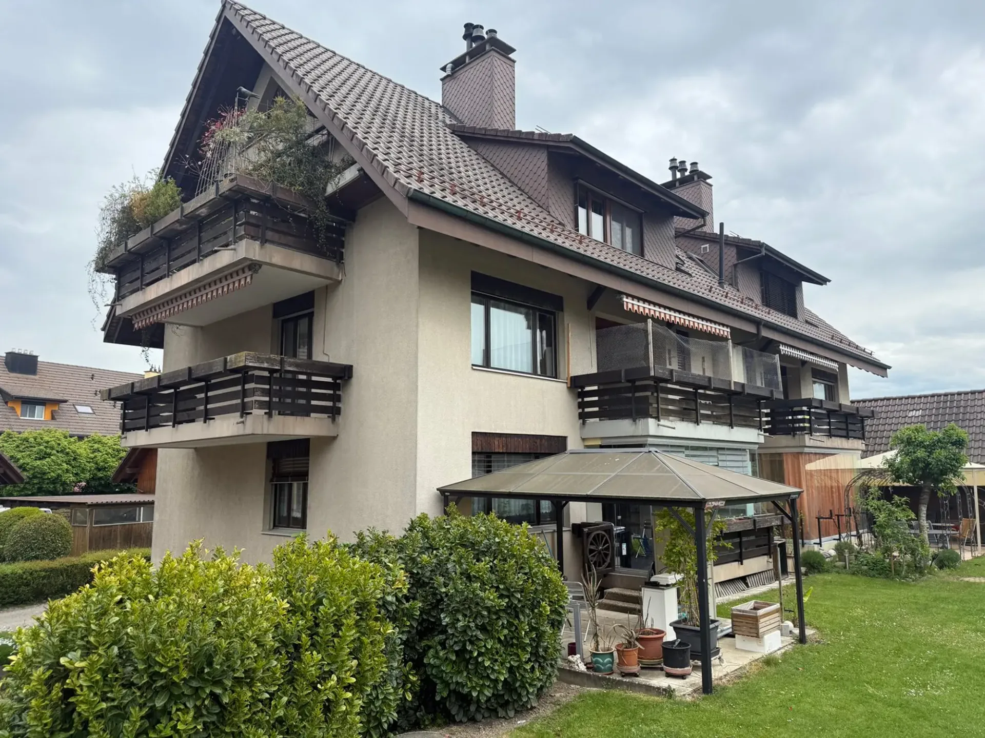 Charmante renovierte 4-Zimmer-Wohnung mit Gemeinschaftspool/Sauna und Garage in Dotzigen