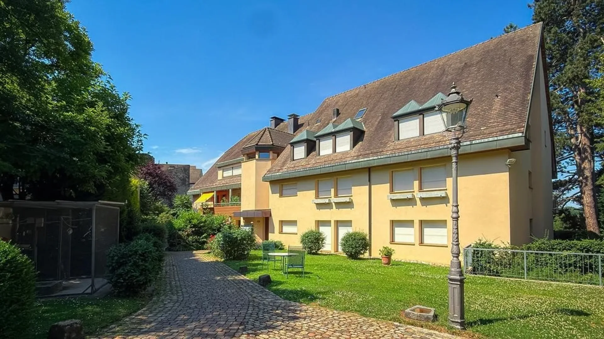 Appartement-maisonnette de 6,5 pièces avec cheminée et deux balcons à Riehen