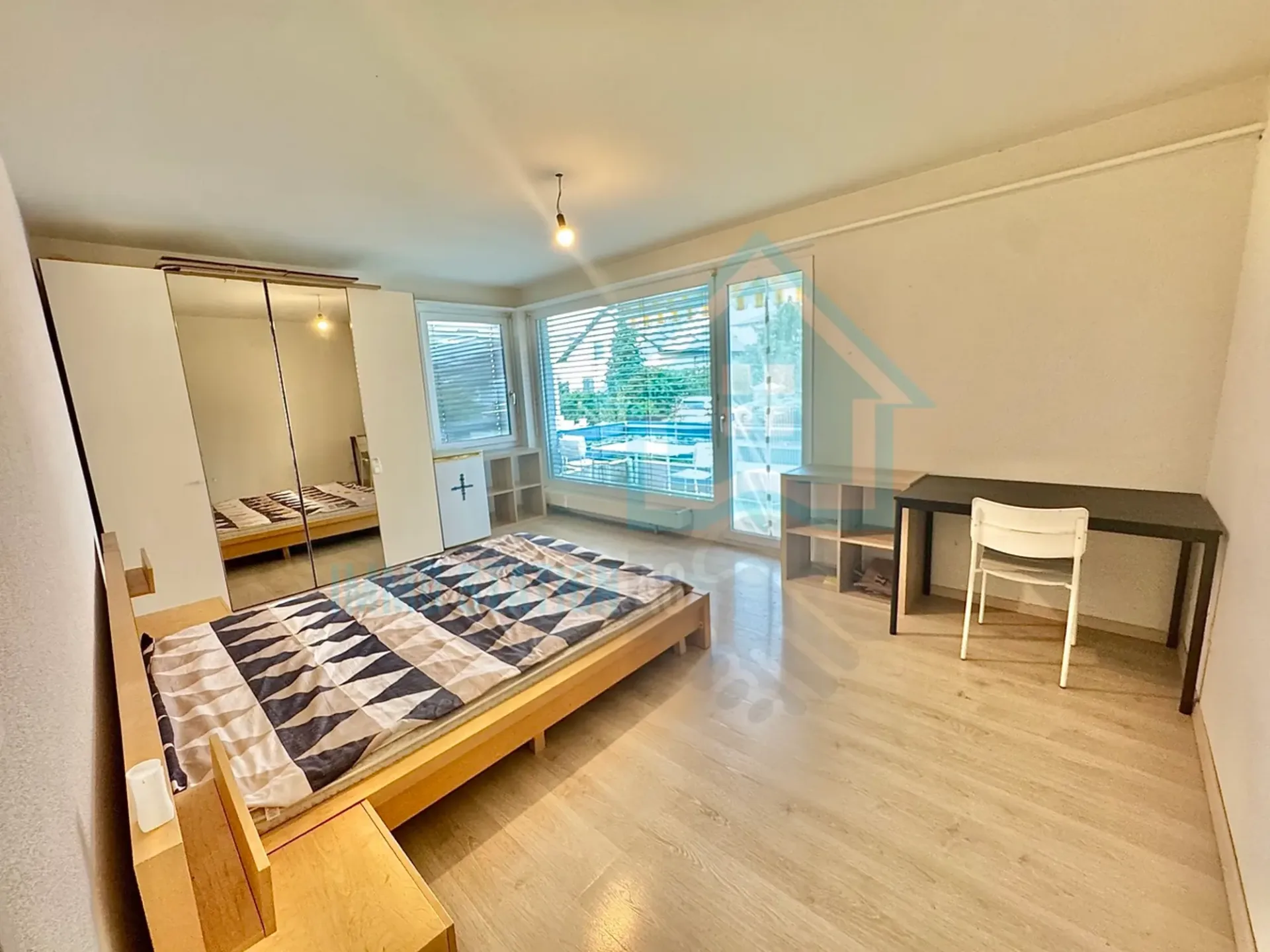 Chambre meublée moderne avec balcon dans un emplacement central