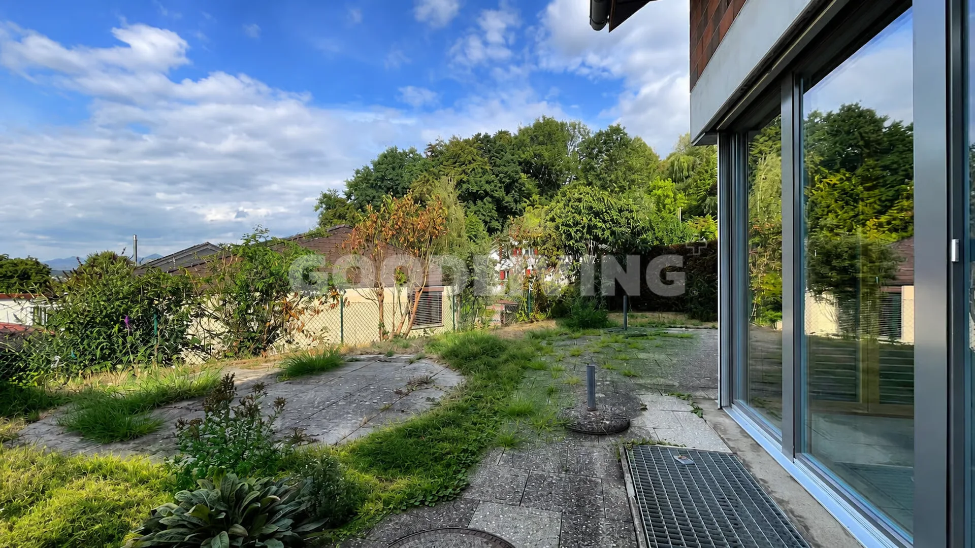 A home with a garden, character, and new living comfort