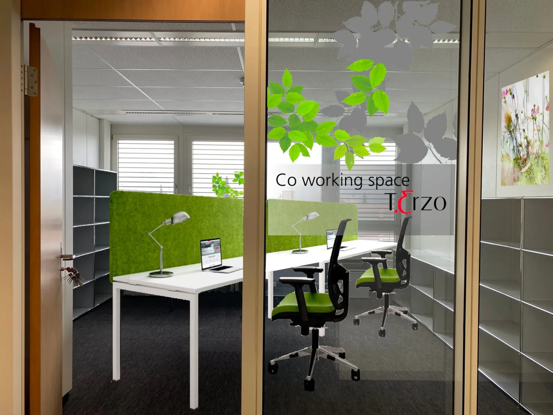 Spazio di coworking con 4 postazioni di lavoro completamente attrezzate