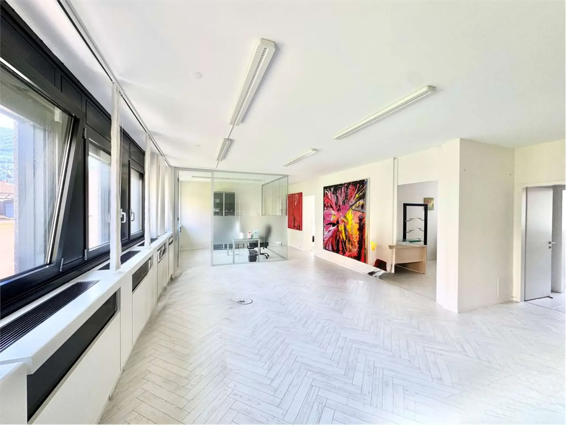 Elegantes, helles Büro mit 4.5 Räumen, nur wenige Schritte vom Zentrum von Lugano entfernt