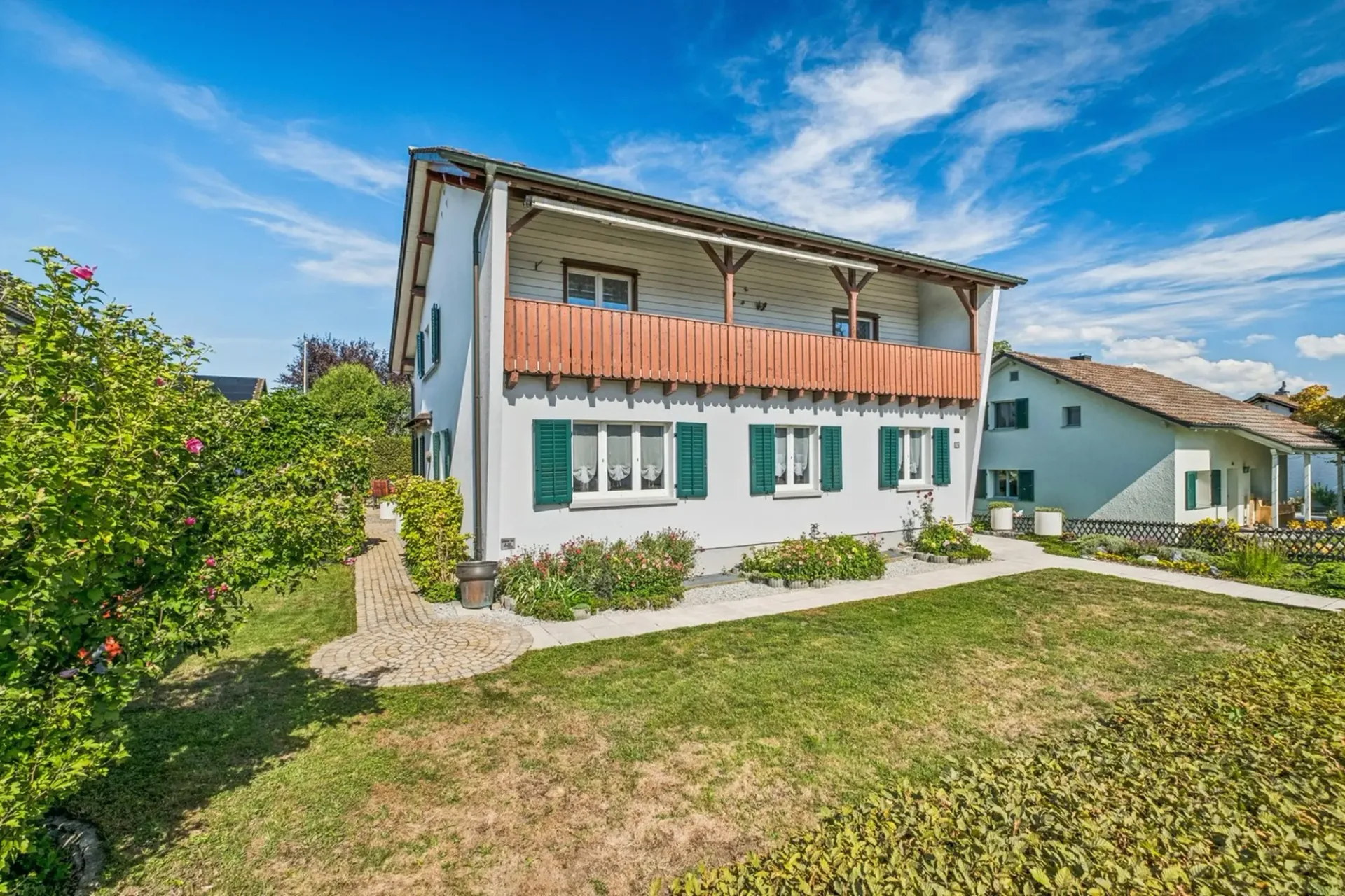 Freistehendes Einfamilienhaus mit liebevoll gestaltetem und gepflegtem Garten in Grüningen ZH