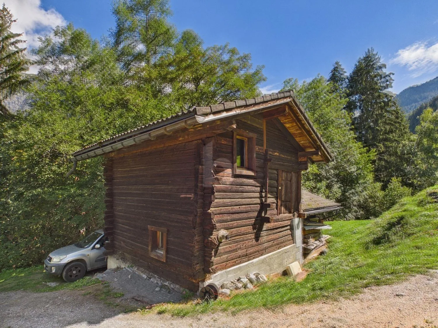 A Renovated Refuge in the Heart of Nature