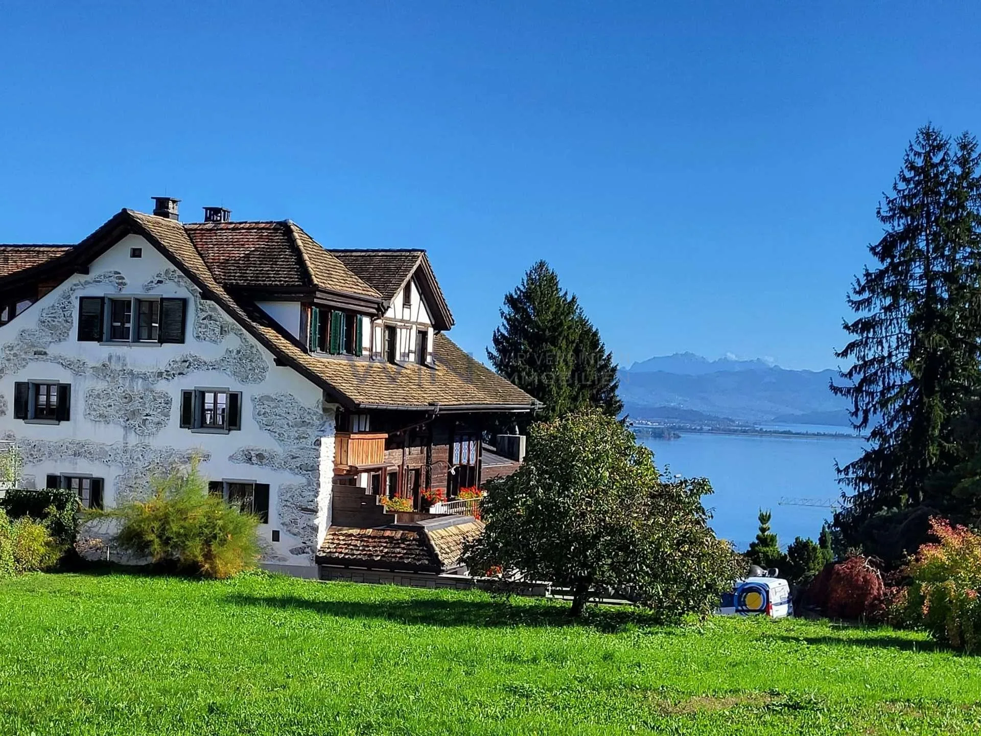 Historischer Glanz am ruhigen See