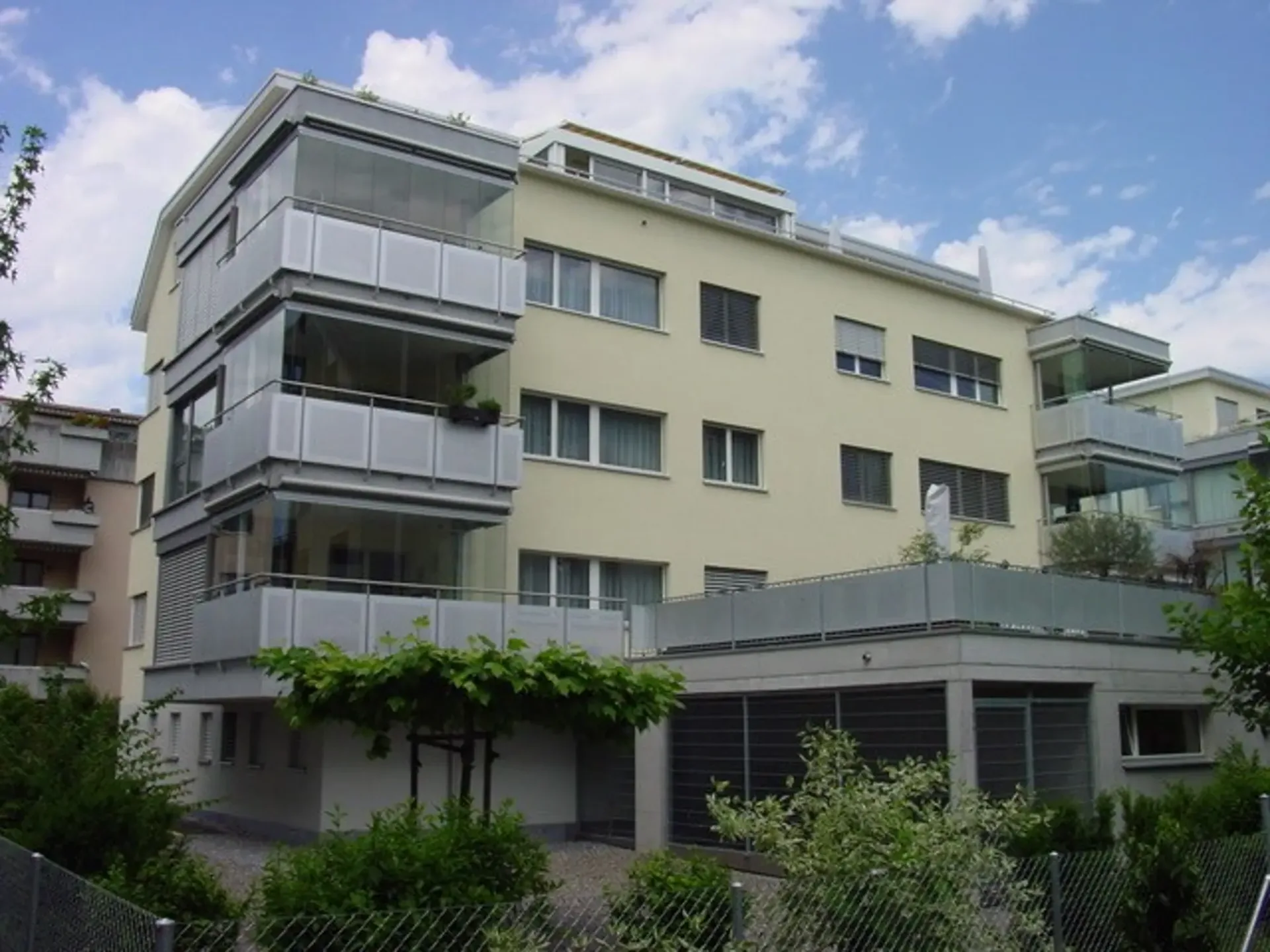 Grosszügige und moderne 4 1/2-Zimmerwohnung mit verglastem Balkon im Zentrum von Jona