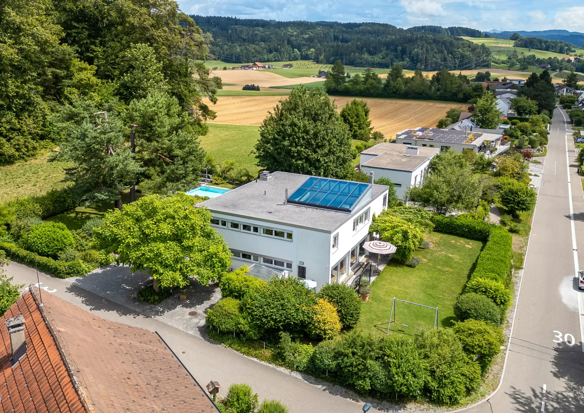 Wohntraum im Bauhausstil mit weitläufigem Garten und Pool