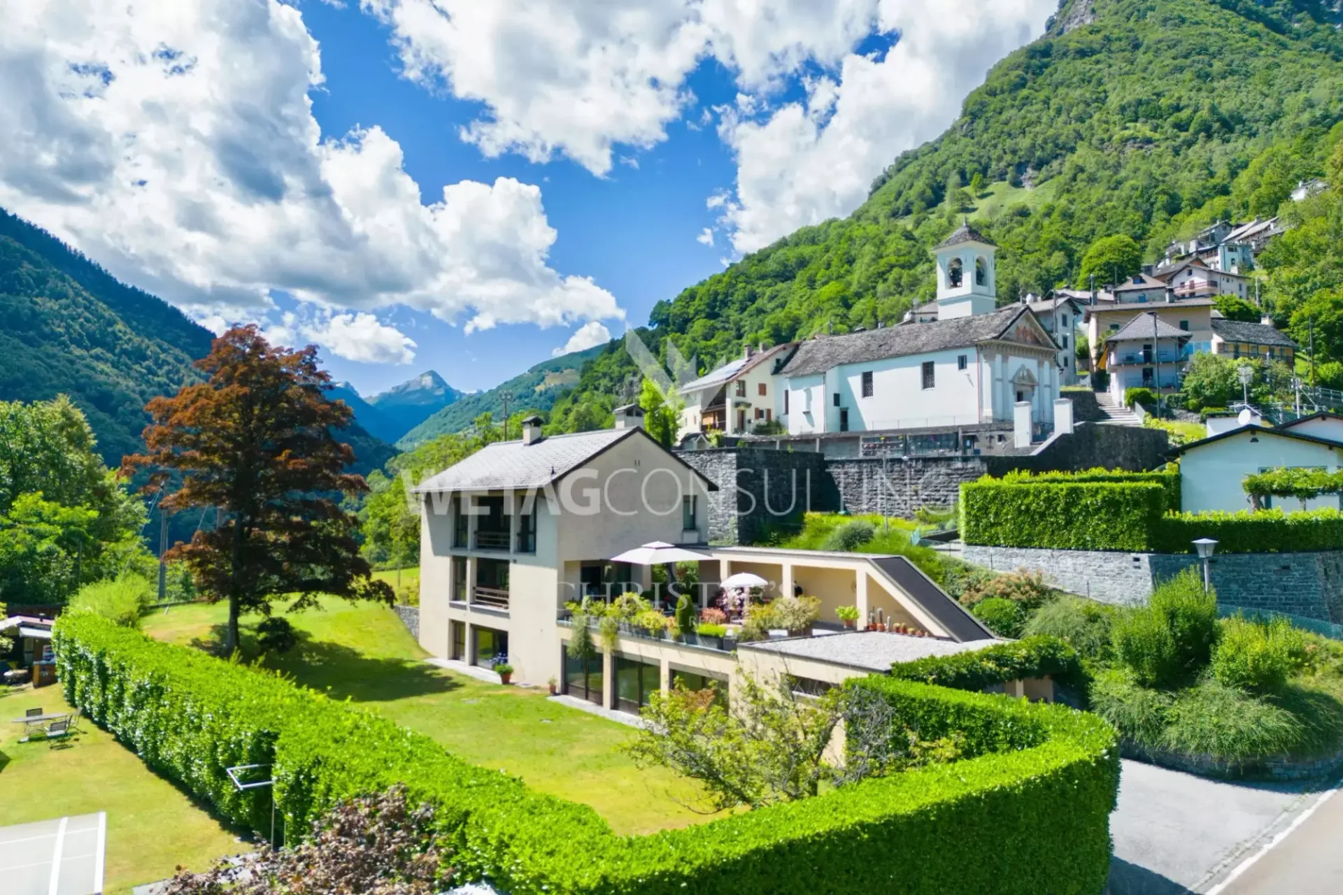Elegante & moderne Villa mit Innenpool zu verkaufen in Crana, auch ideal als Zweitwohnsitz