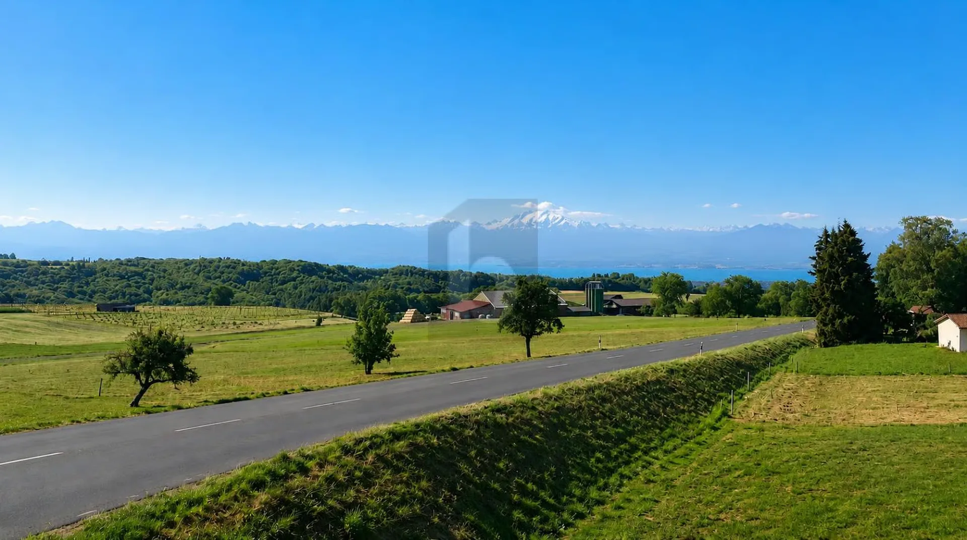 PRÄCHTIGES GERÄUMIGES APARTMENT MIT PANORAMABLICKE AUF DEN SEE