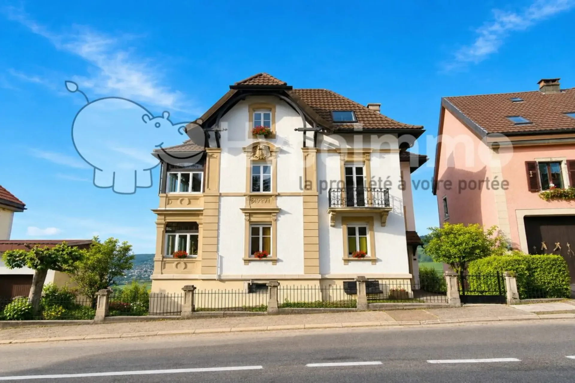 Bemerkenswertes Gebäude mit Blick auf den Doubs