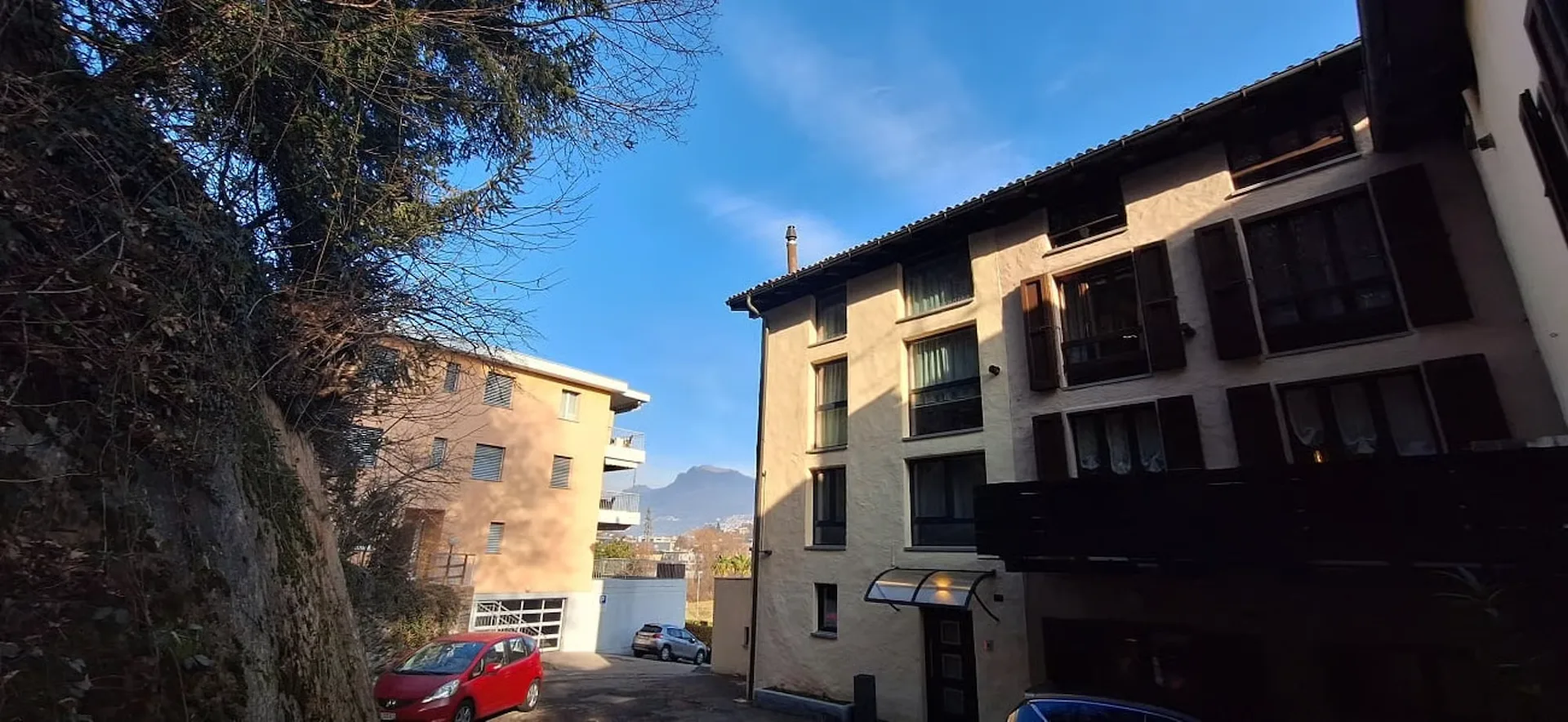 Gemütliches Haus mit Terrasse, Garten, privatem Parkplatz und Pool