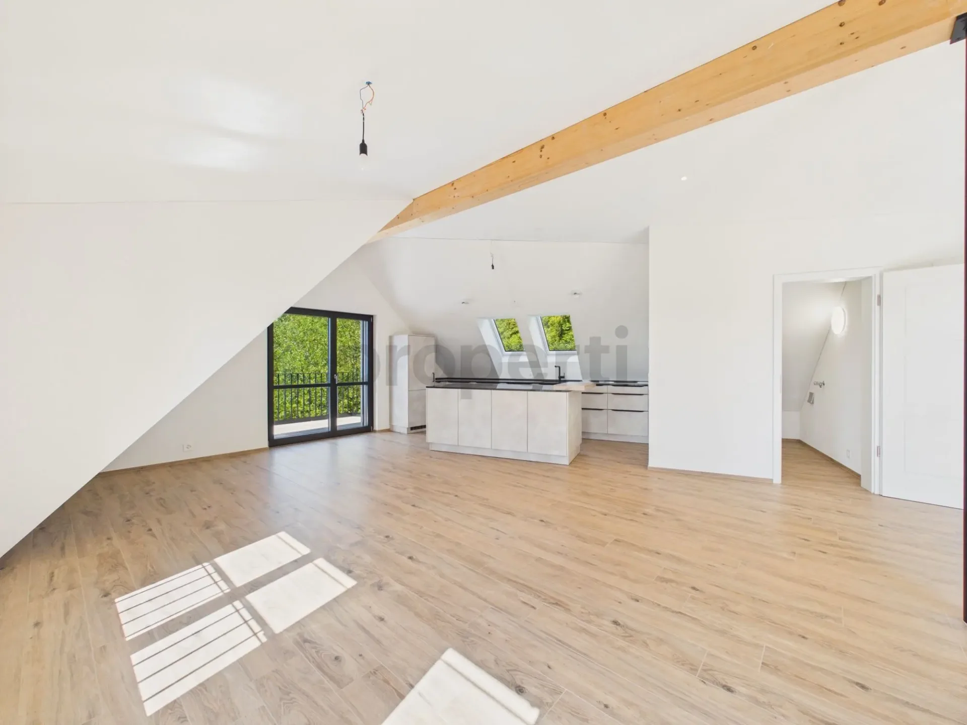 Appartement en attique directement sur le bord de la forêt avec vue sur le lac de Zurich, norme Minergie et Free-Cooling