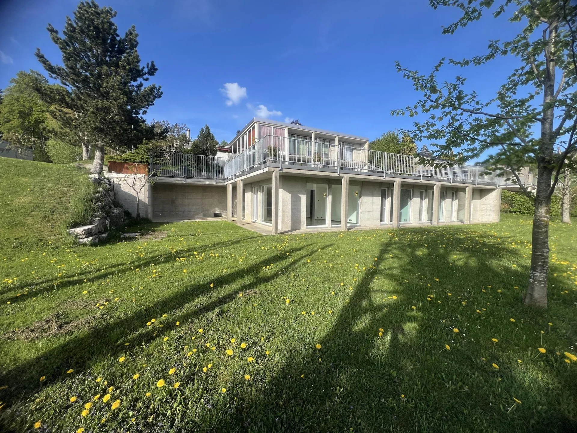 Prächtige Villa-Terrasse mit großem Garten und freier Sicht