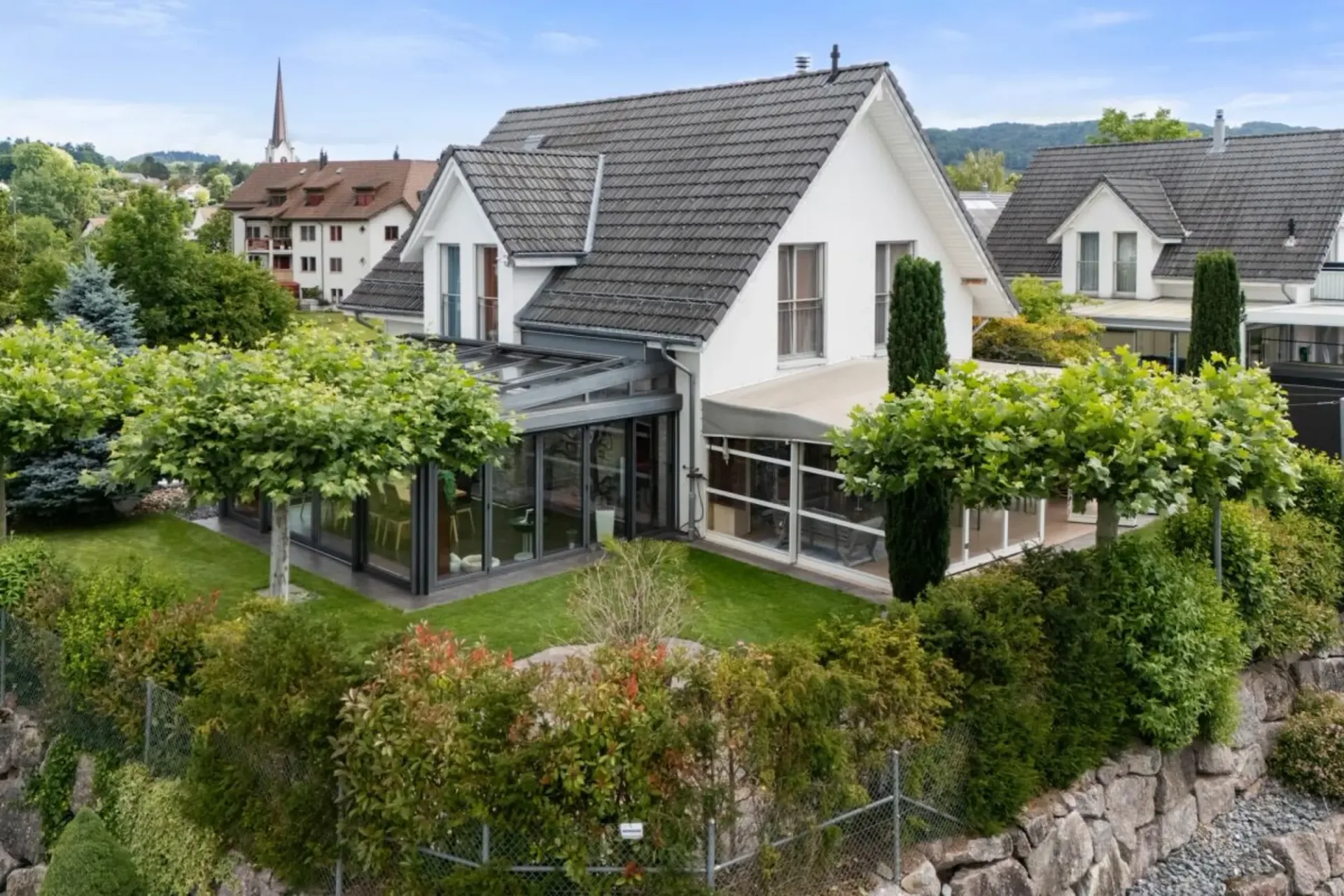 Einfamilienhaus mit gepflegtem Garten und einzigartiger Garage