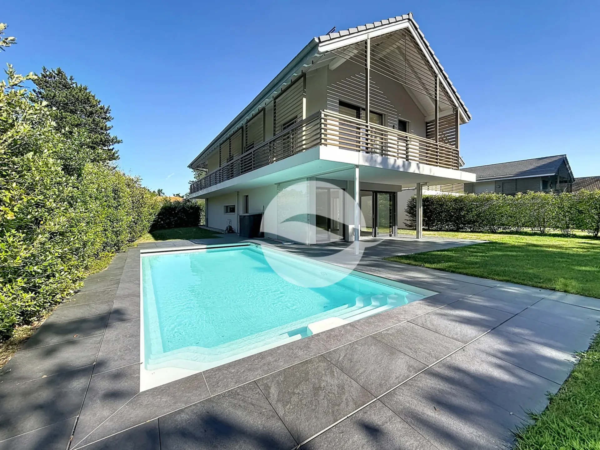 Superbe villa jumelée par couvert à voiture