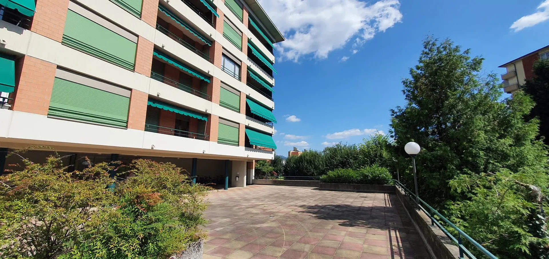 APPARTAMENTO DI 4.5 LOCALI IN ZONA TRANQUILLA NEL VERDE