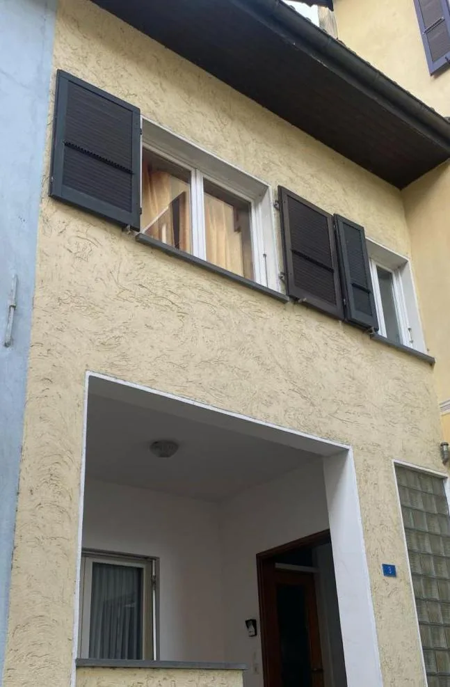 2-Familienhaus mit 6 1/2- und 2 1/2-Zimmer-Wohnungen / casa bifamil...