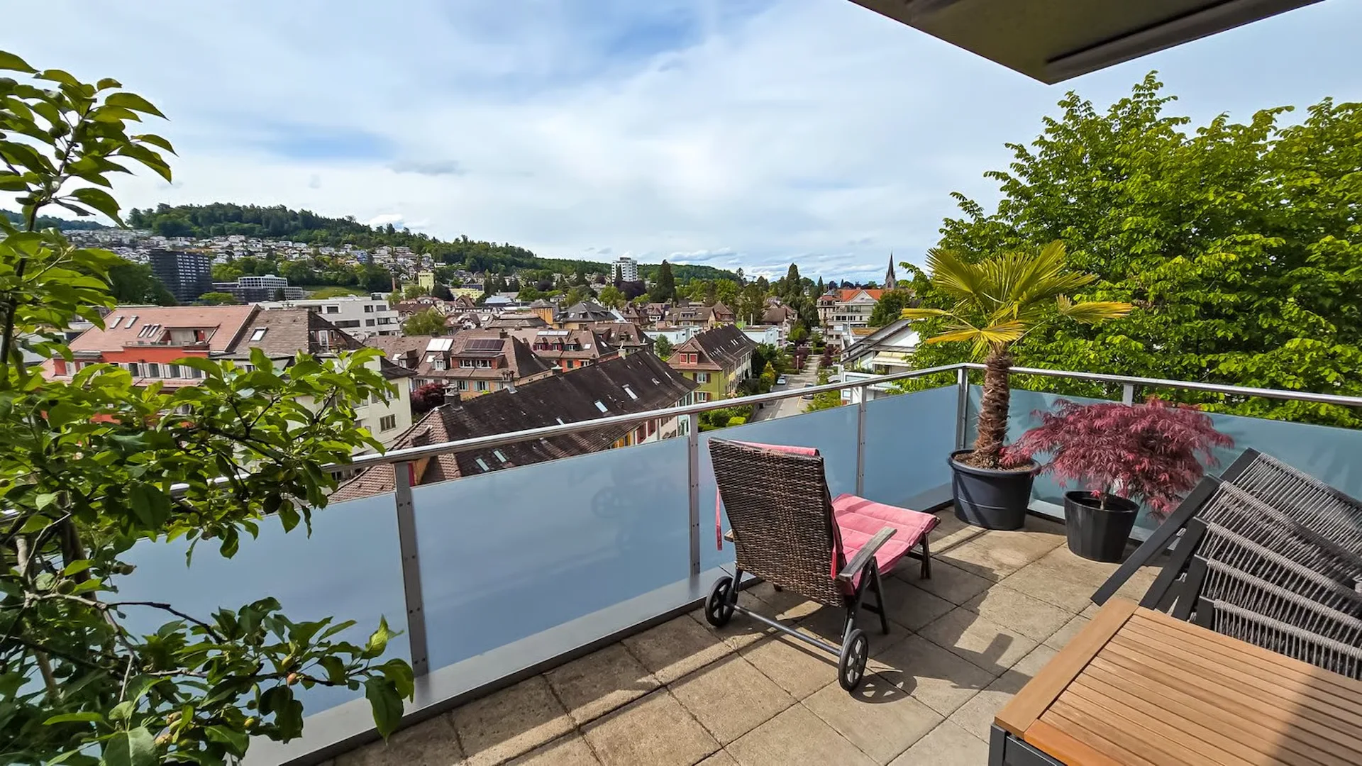 Temporary: 01.12 - 31.03.27: Spacious 4.5-room apartment with balcony and beautiful view in Lucerne