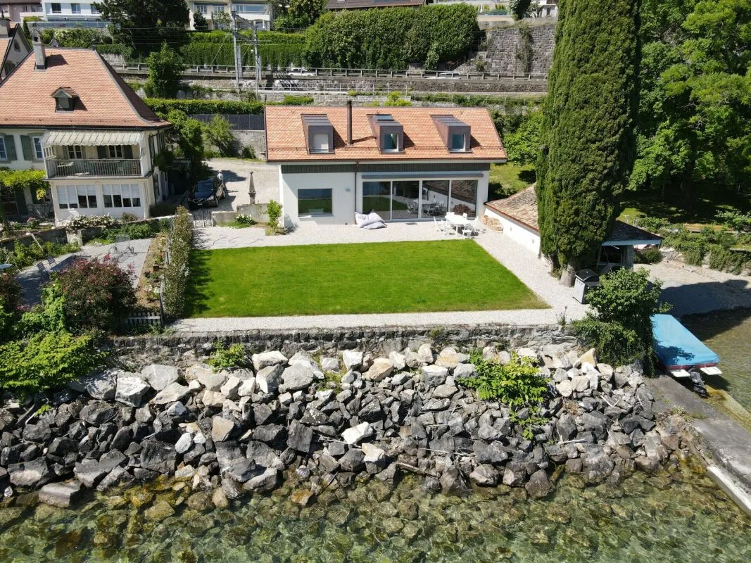 Haus direkt am Wasser in Corseaux