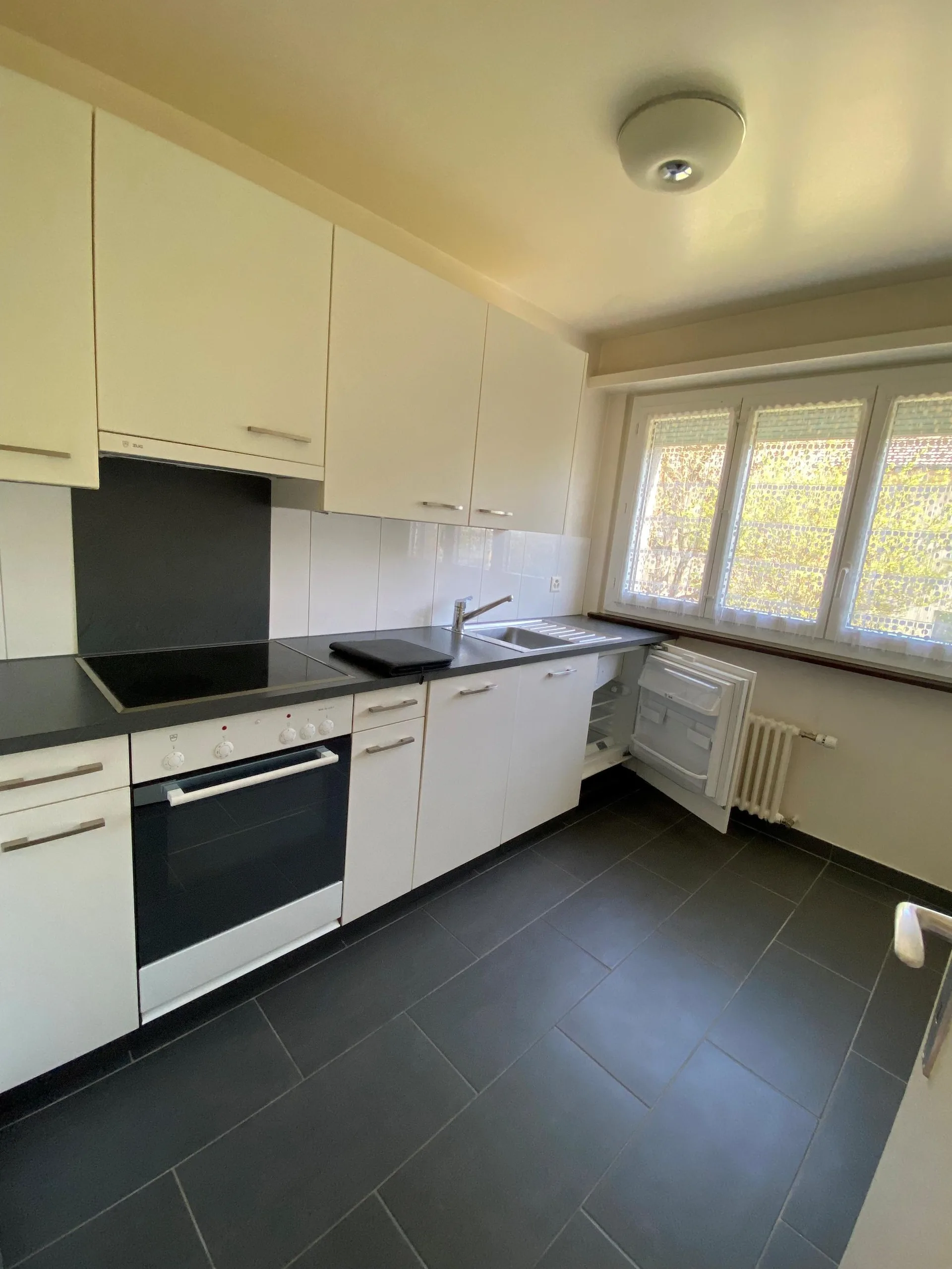 Zu vermieten, 1,5-Zimmer-Wohnung mit Terrasse im Erdgeschoss.