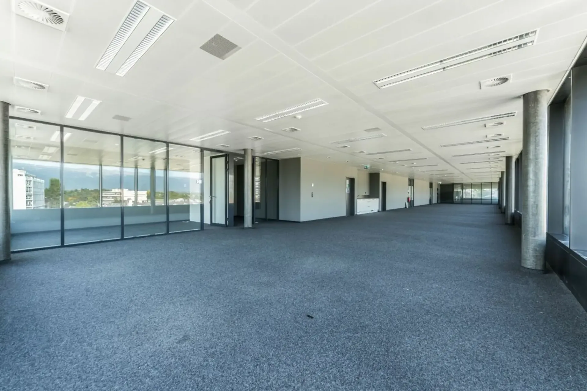 Bürofläche von 350 m² mit Verglasungen und offener Küche