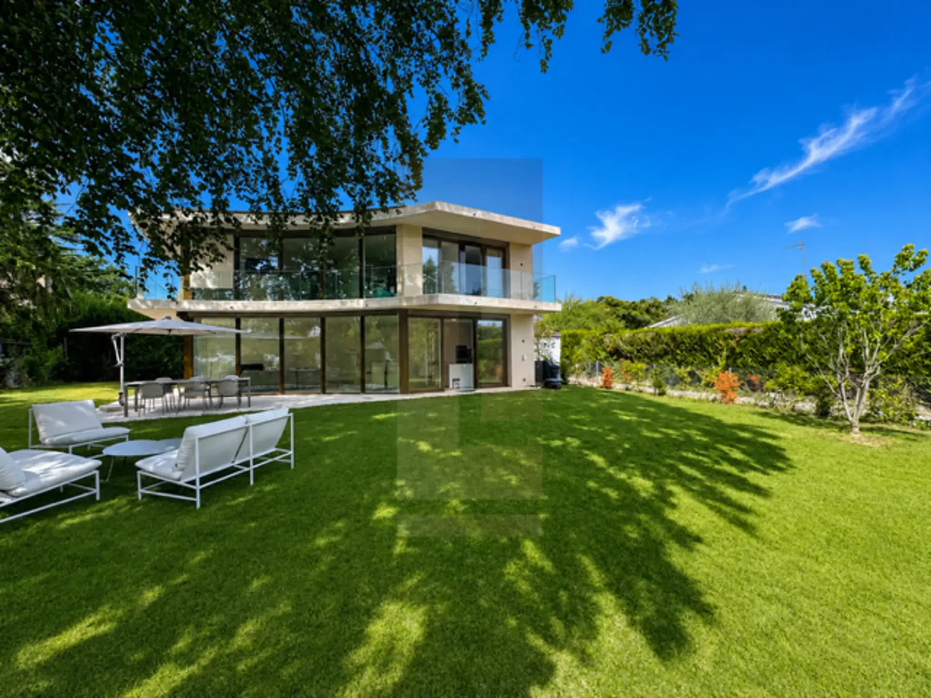 Schöne contemporary Villa mit Garten