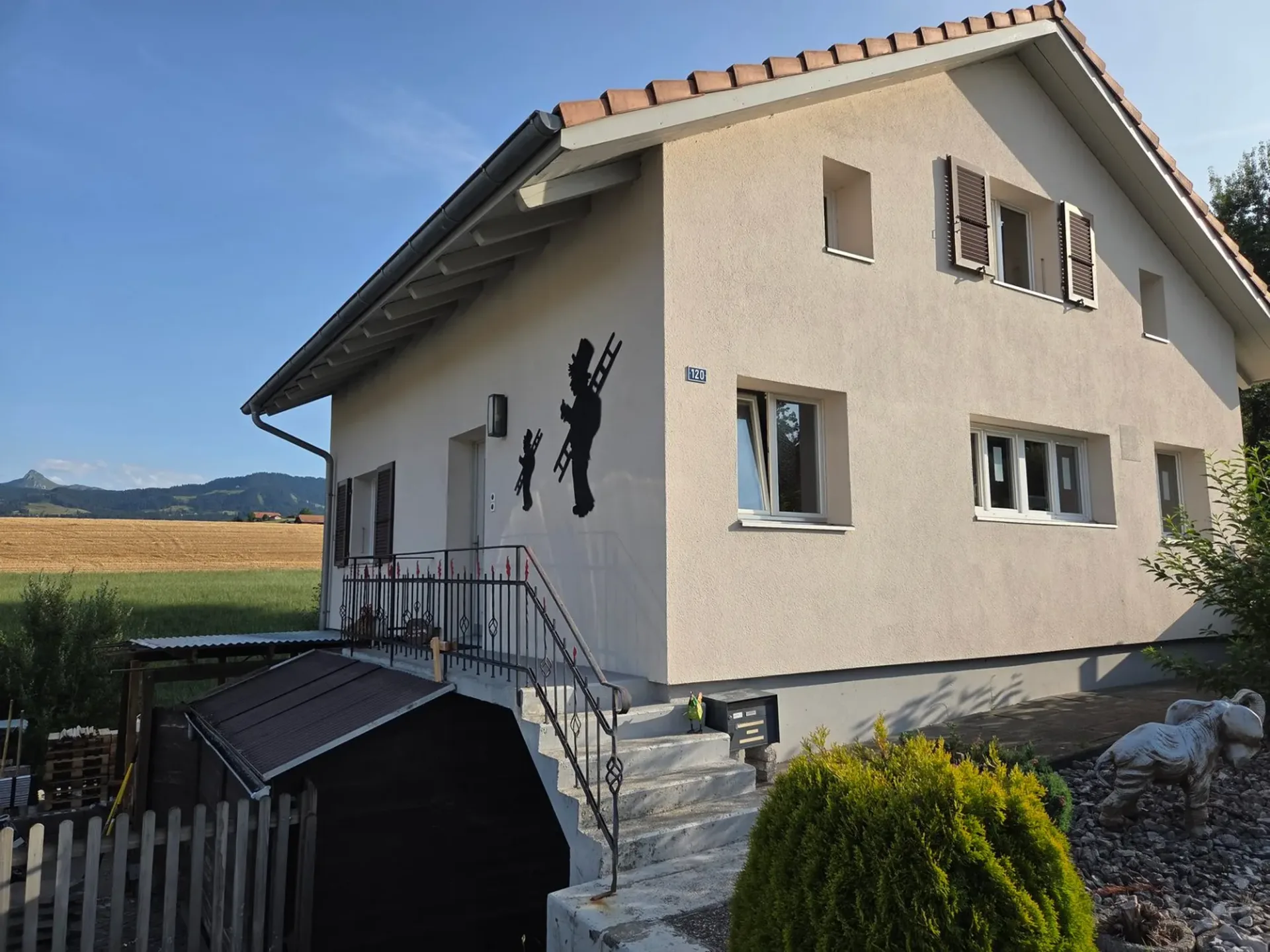 Maison unifamiliale avec terrasse spacieuse et abri neuf