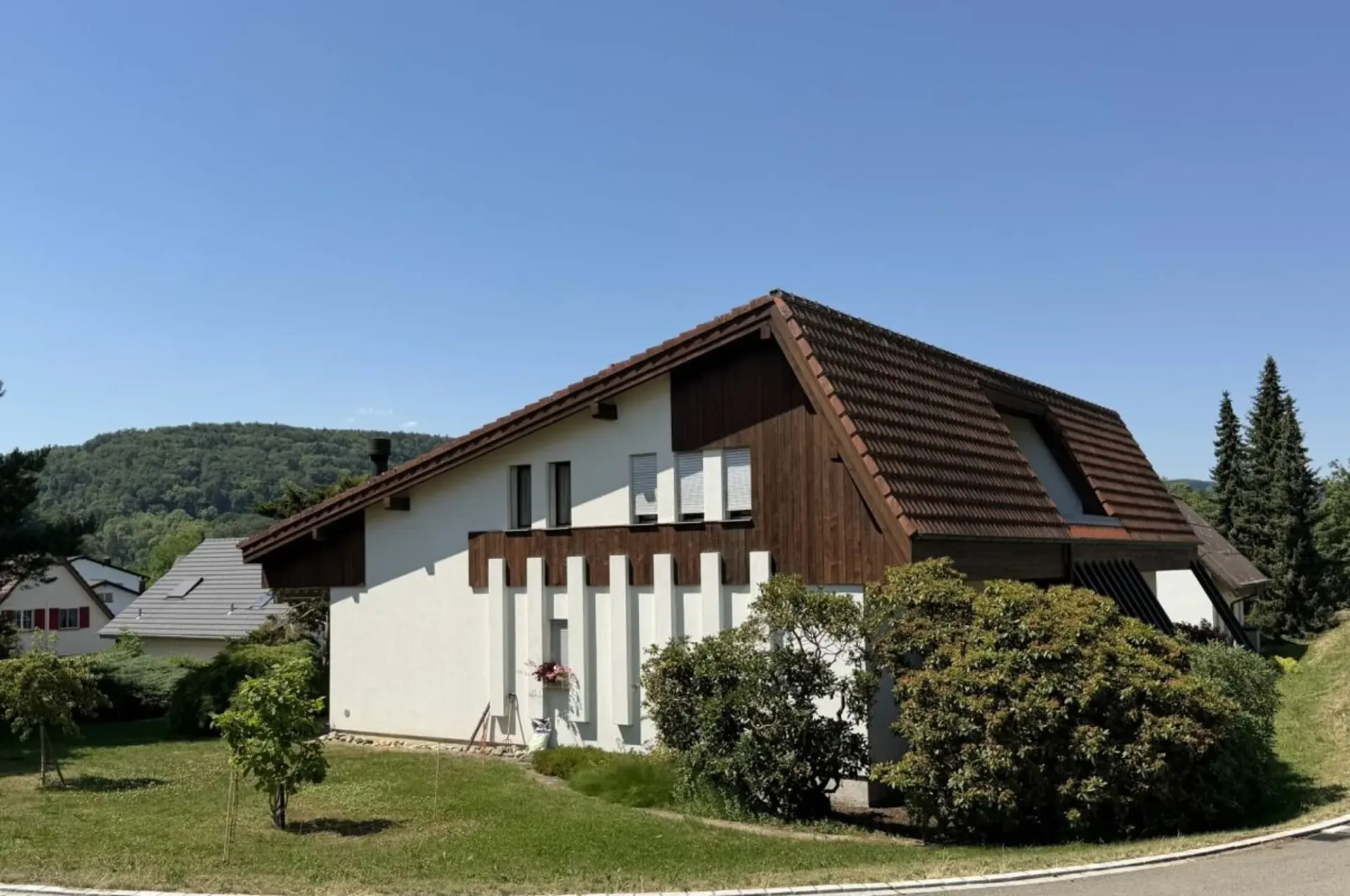 5.5-Zimmer-Doppeleinfamilienhaus mit Umschwung
