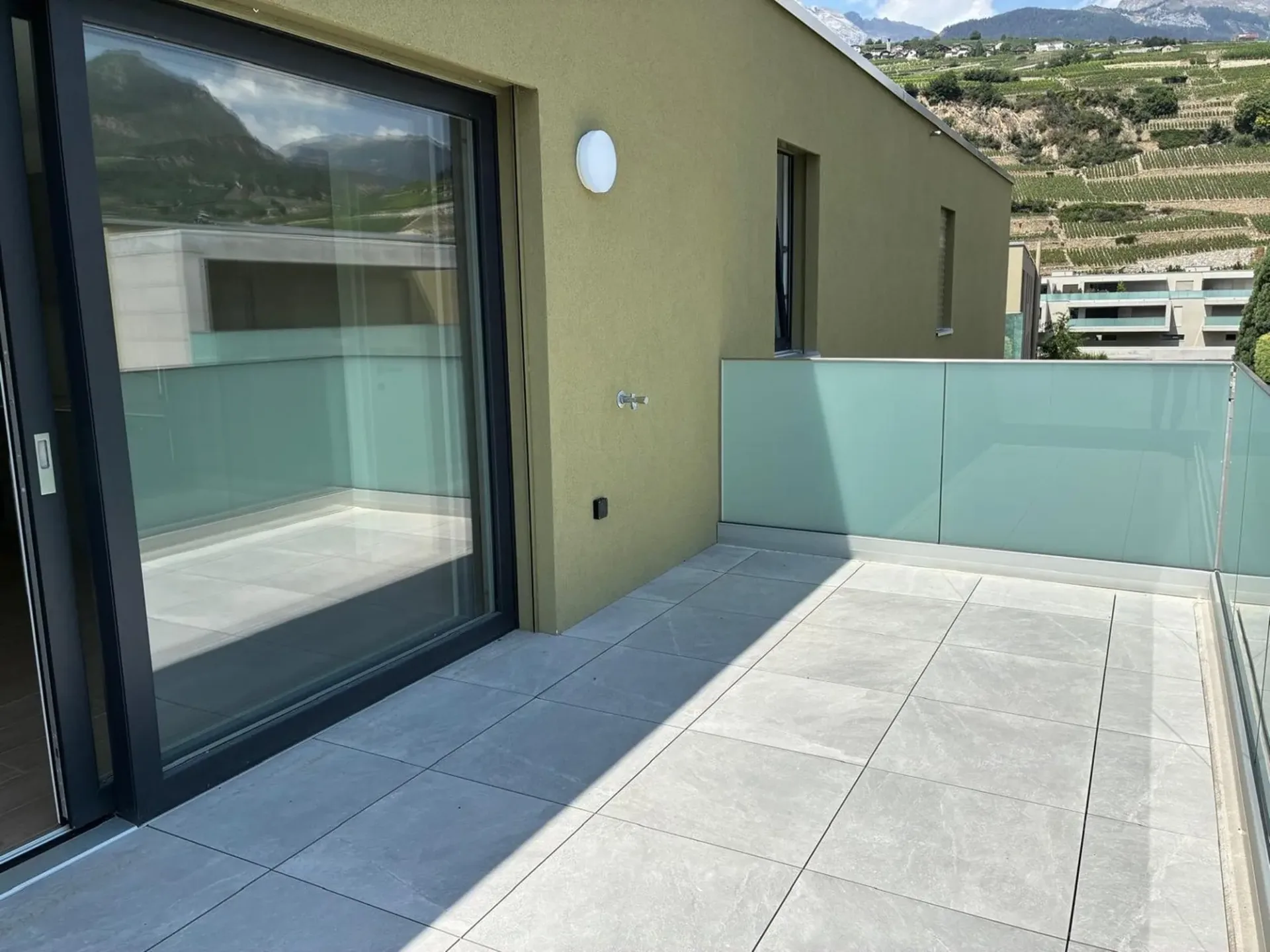 Dachgeschoss – Neu – Innenparkplatz – Großer Balkon